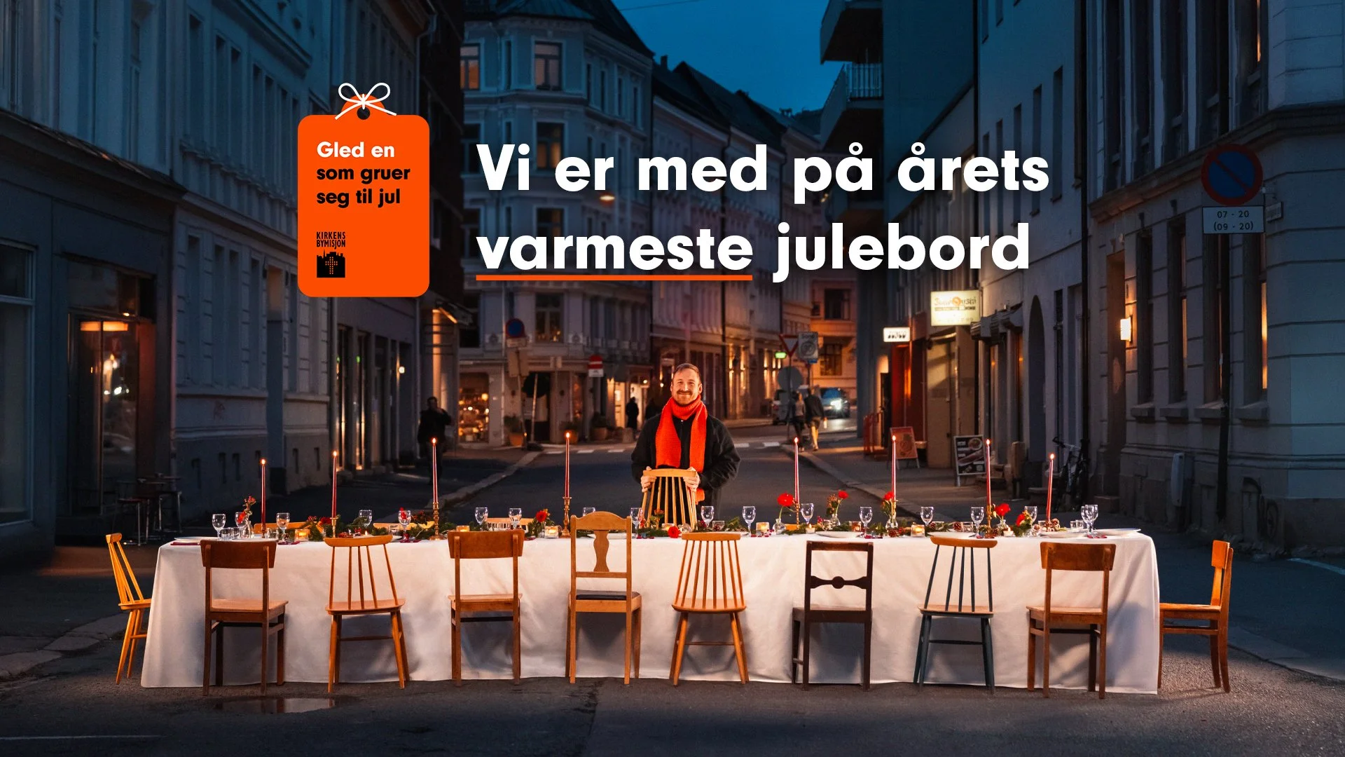 Bilde av en mann bak bord og stoler