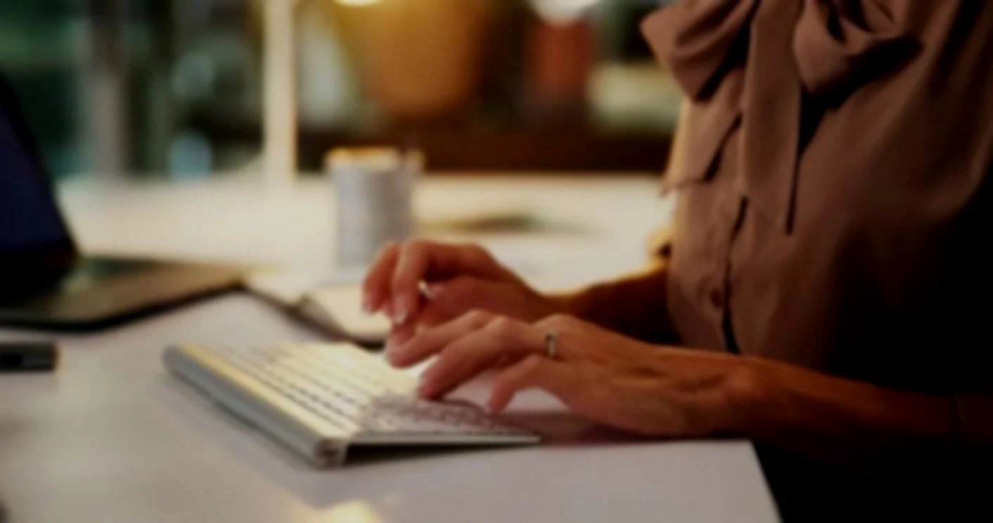 Fokusbilde på hender som skriver på et tastatur