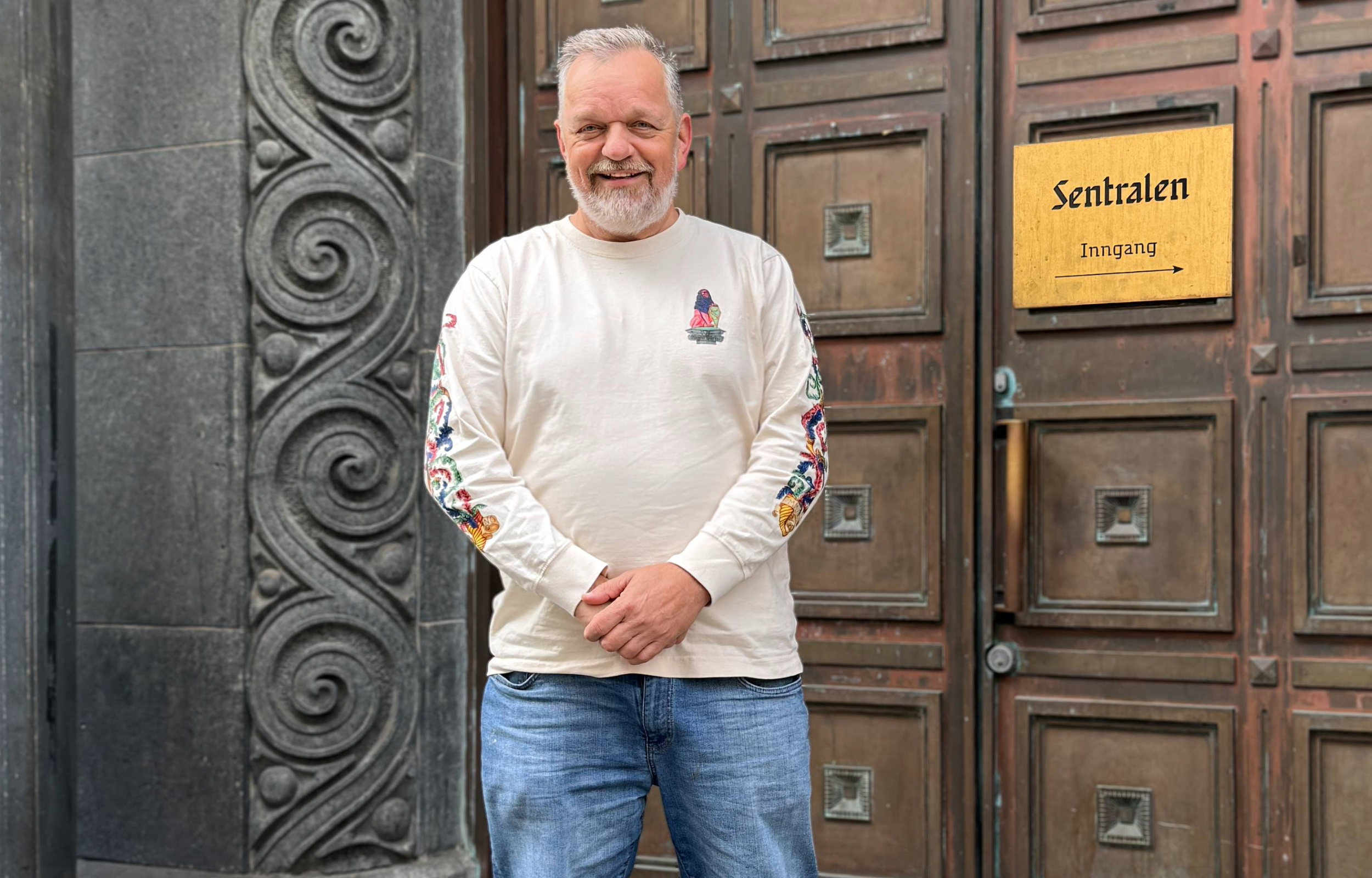 Mann foran dør til Sentralen