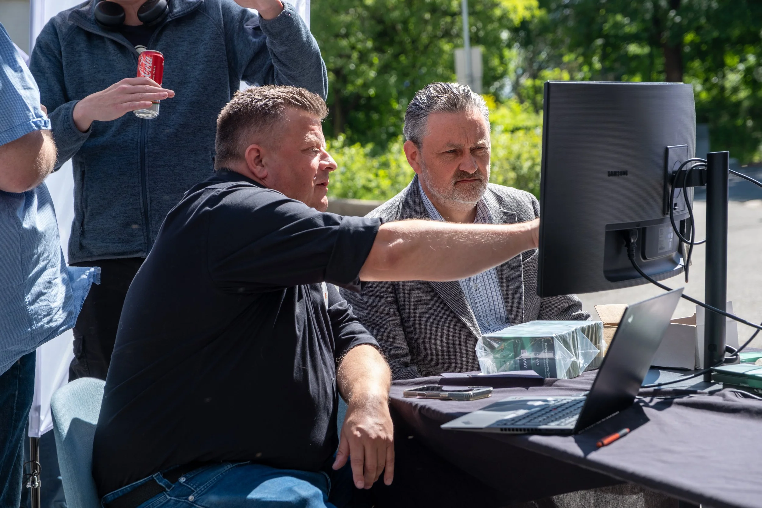IT-konsulent hjelper kunde med passordbehandler