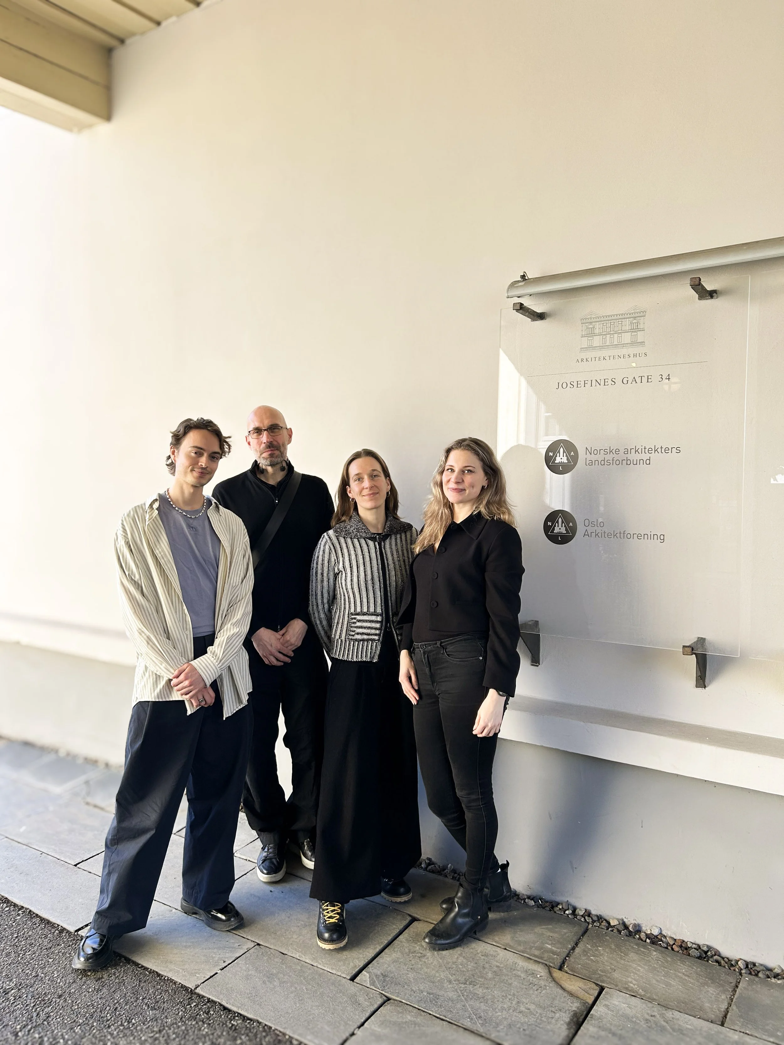 OAF to menn og to kvinner som smiler