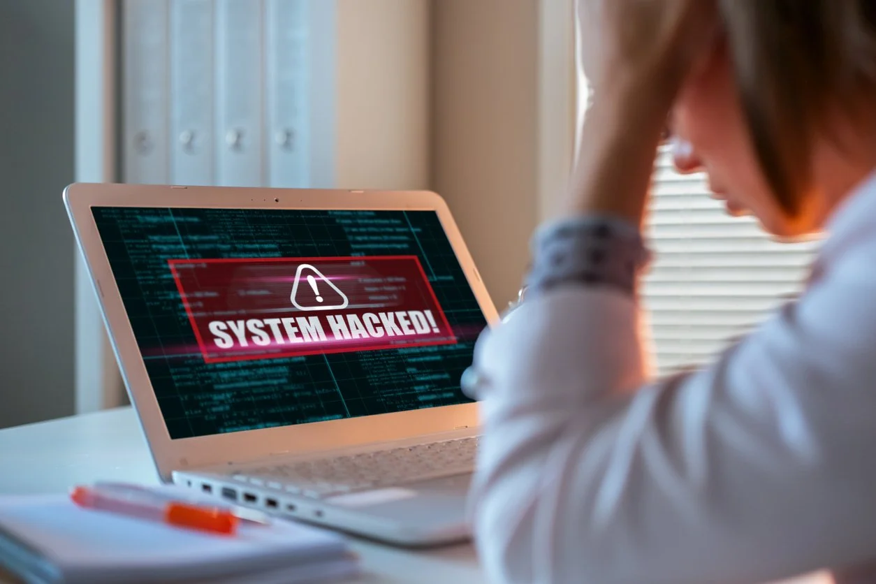 Illustrasjon av et cyberangrep på en datamaskin som stjeler sensetiv informasjon.