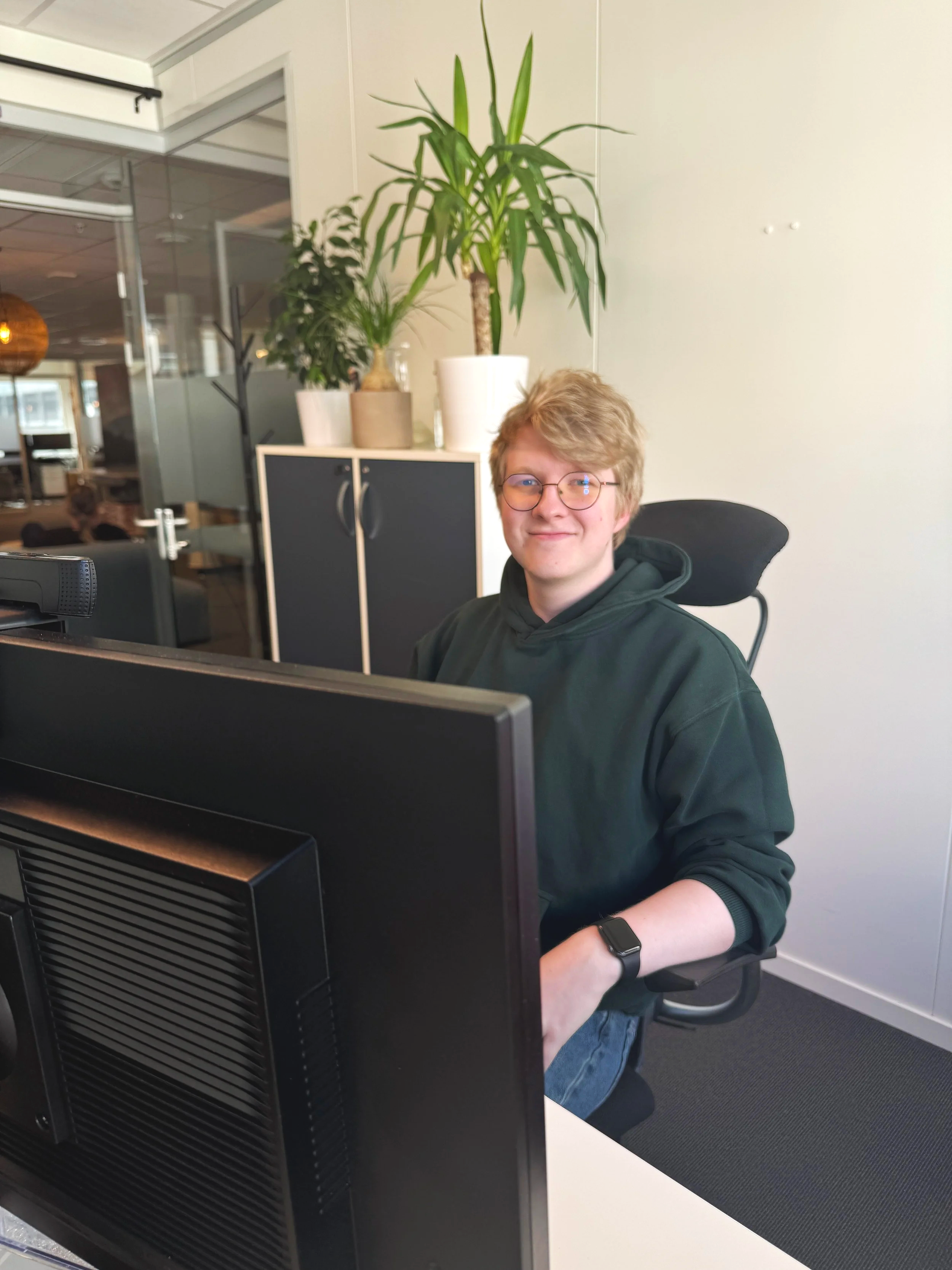 Ansatt i Garnes Data sitter foran dataskjerm