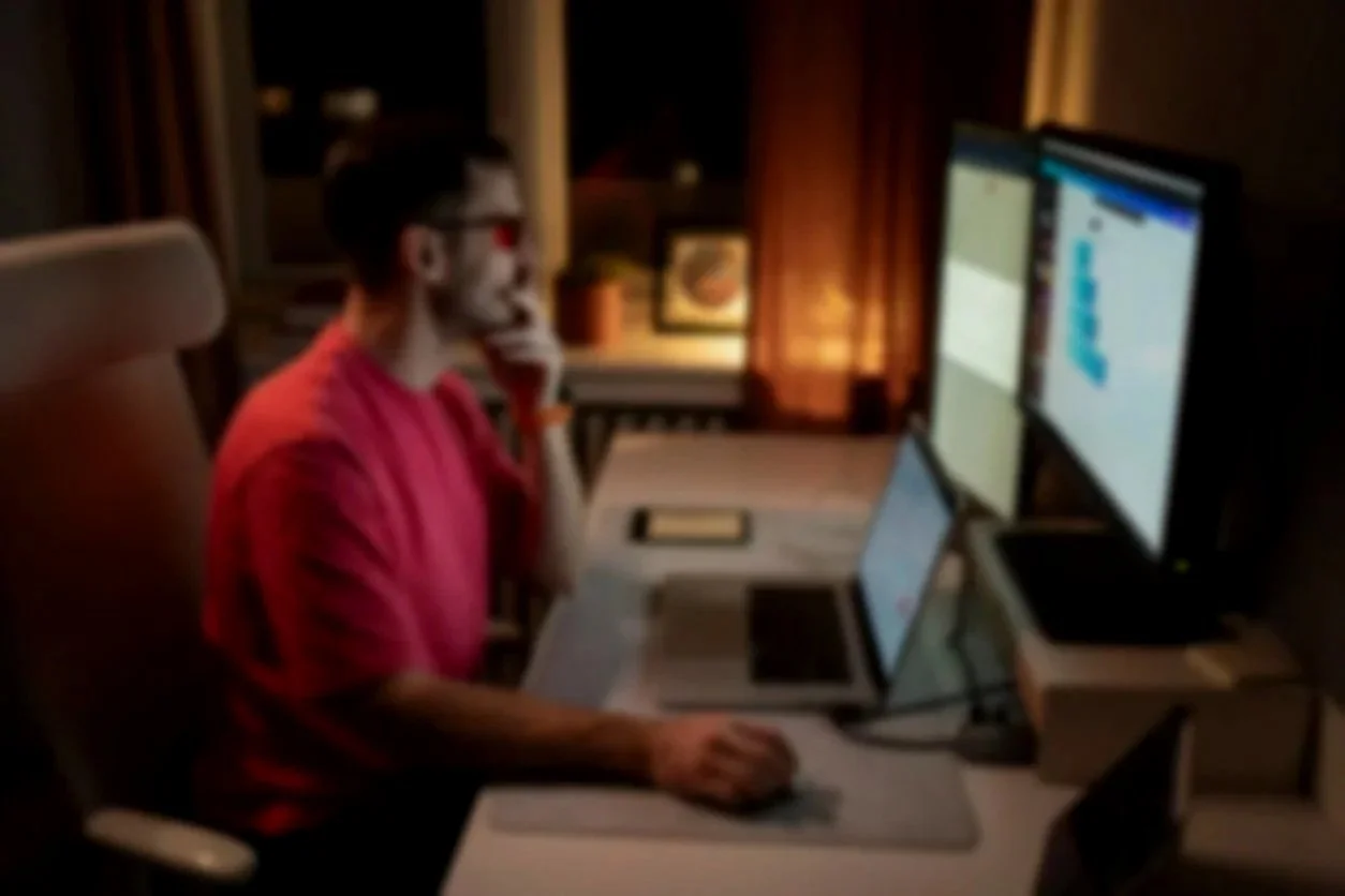 Mann som designer noe kreativt med copilot