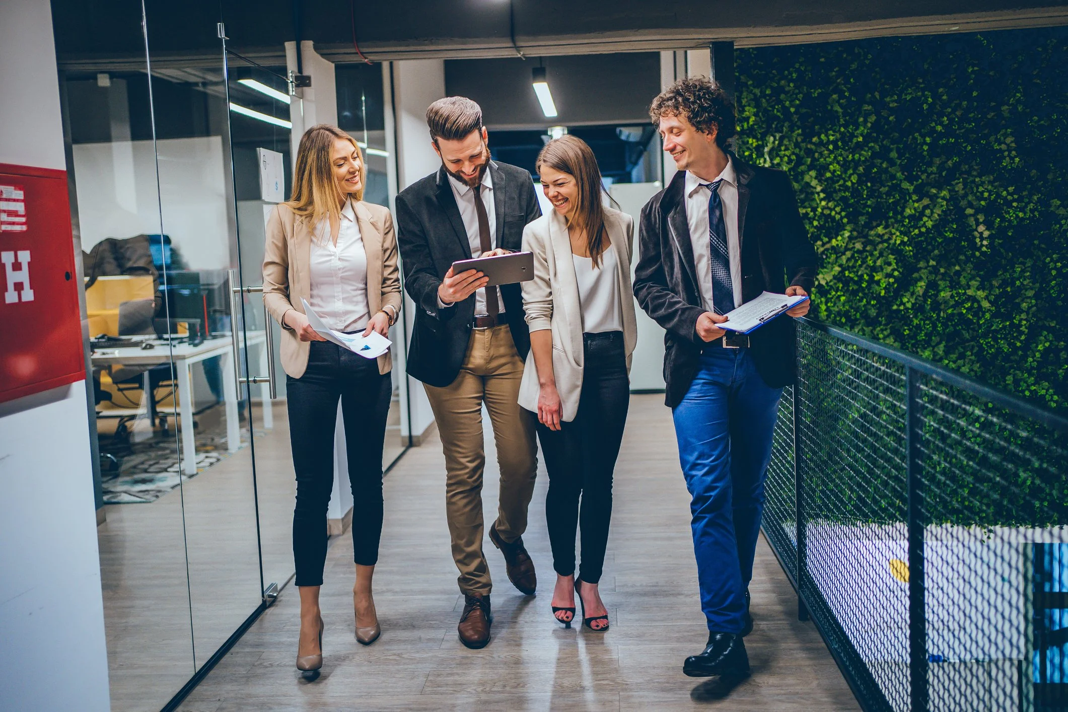 Glade kontoransatte med IT-tjenesteavtale fra Garnes Data