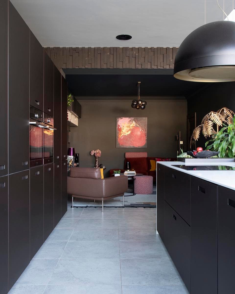 Every home has a rhythm.
The way light moves through the day, the way conversations start, the way you settle as evening falls.
Here, the kitchen and living space are connected yet distinct.
Each holds its own atmosphere, flowing together through t