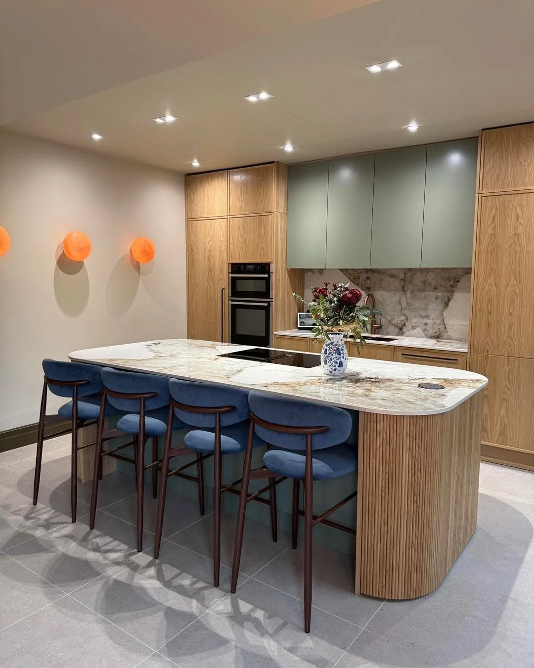 Some rooms hold the rhythm of a whole day.

Early-morning coffee before anyone else wakes up.
School shoes lined up by the door.
Friends gathered at the island long after the plates are cleared.

In this home, the kitchen was not designed as a showpi