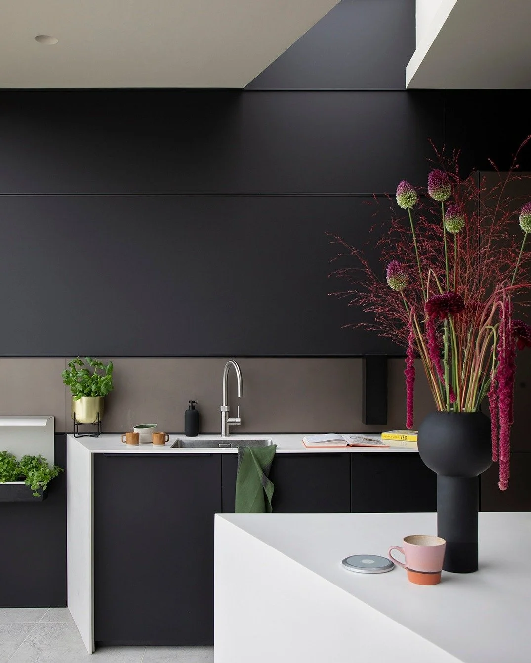 I love the quiet of early January.
The decorations start to come down, the days are still short, and the house feels a little bare and a little full at the same time.

This is when I like to begin again with something very small.
One clear surface.
O