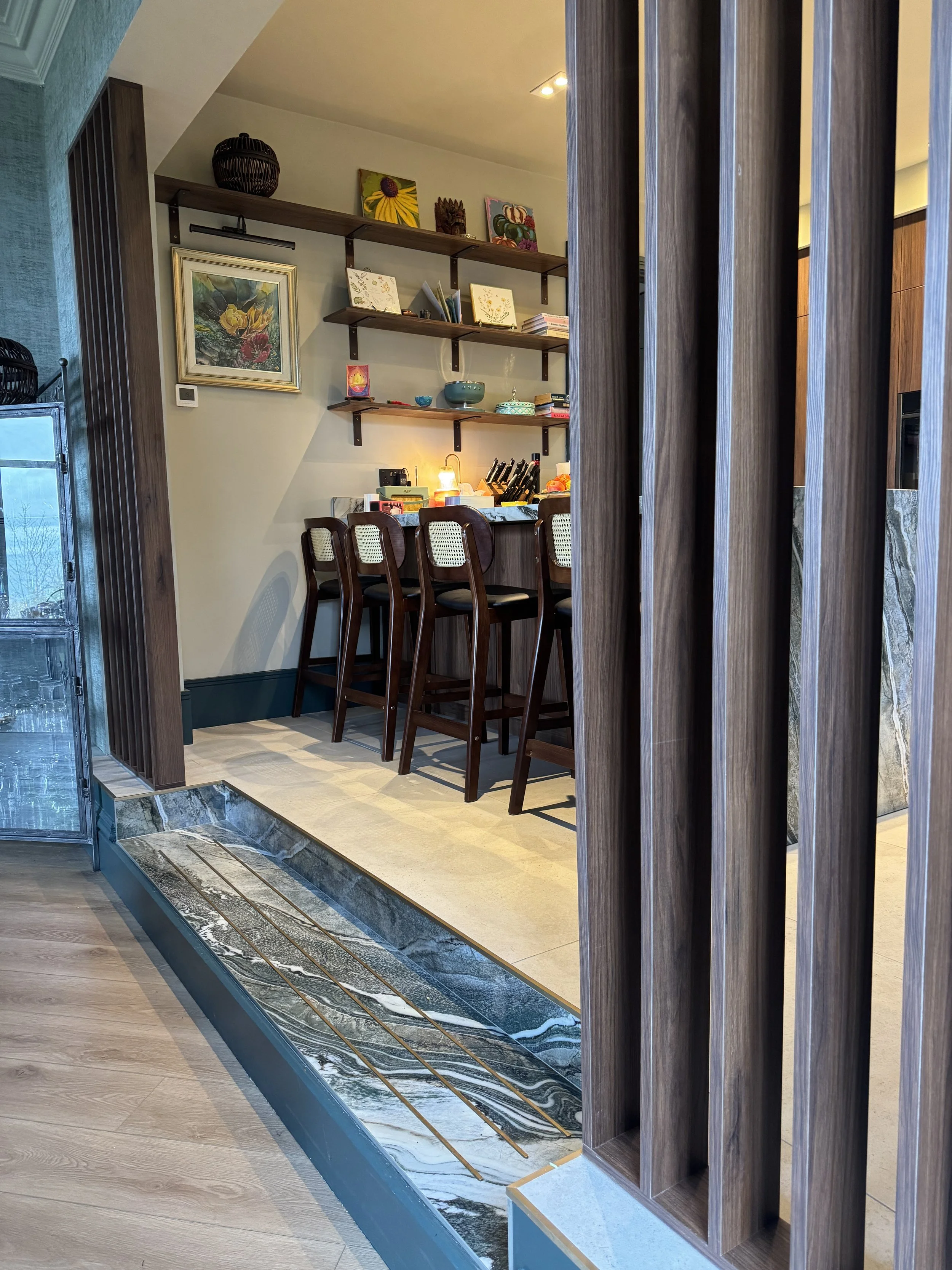 county-durham-kitchen-level-change-and-slatted-divider.JPG
