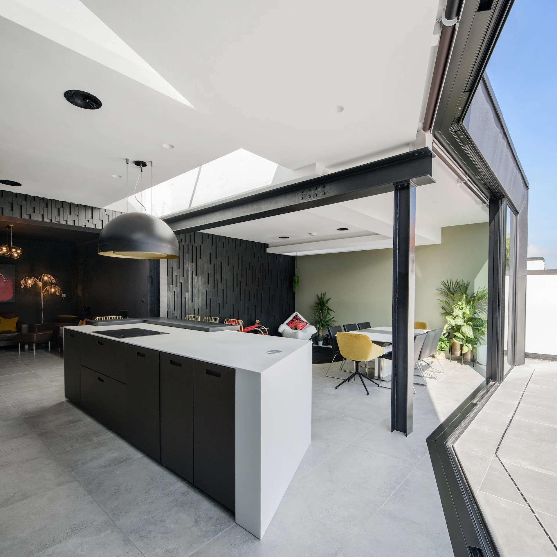 Luxury open plan living - Kitchen Island