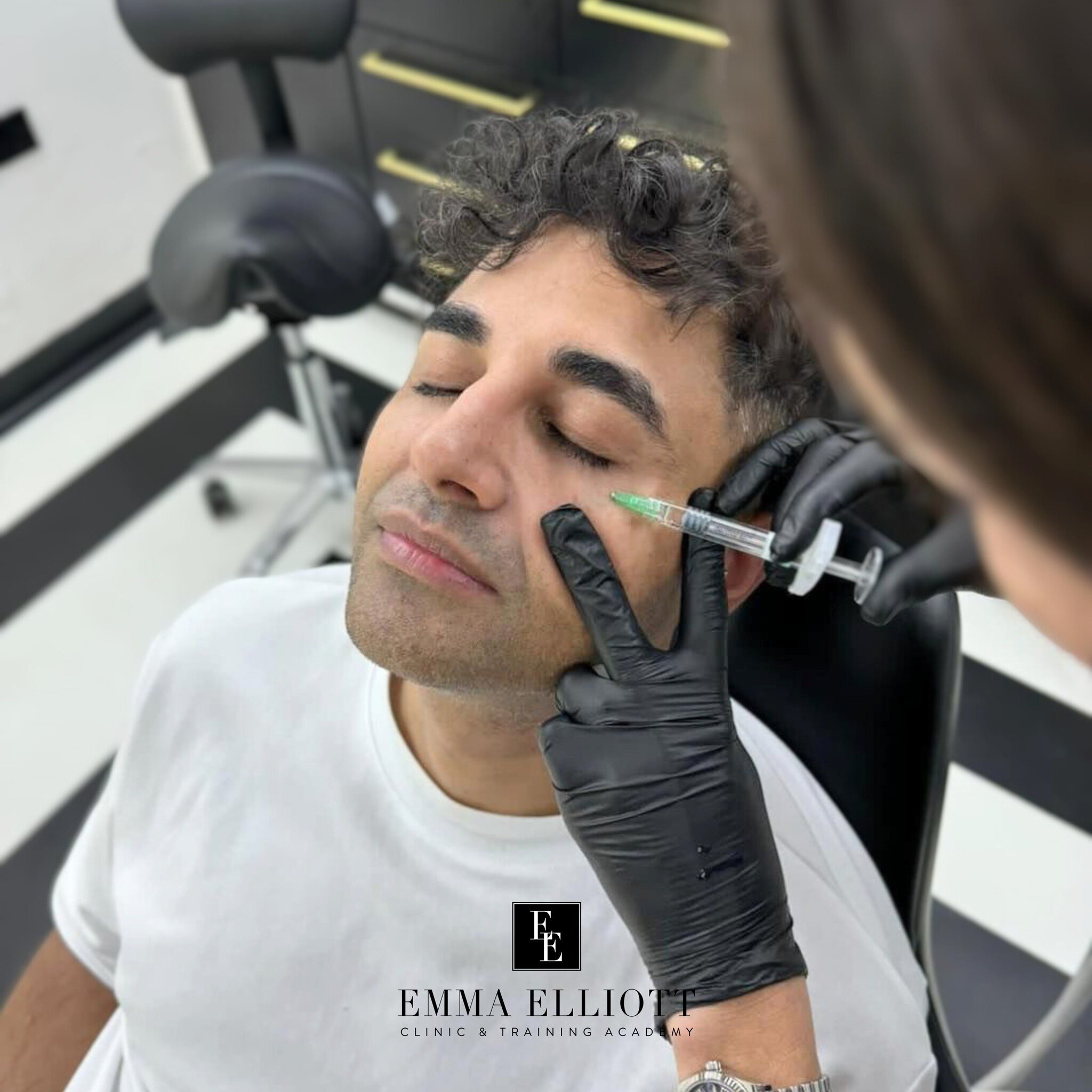 Lumi Eyes: A Versatile Treatment for Everyone @kamran_rasul 🤩

Now is the perfect time for refresh your eyes in time for the Christmas party szn! 🥂

✨ Reduces dark circles
✨ Hydrates under the eyes
✨ Promotes collagen
✨ Rejuvenates and repairs arou