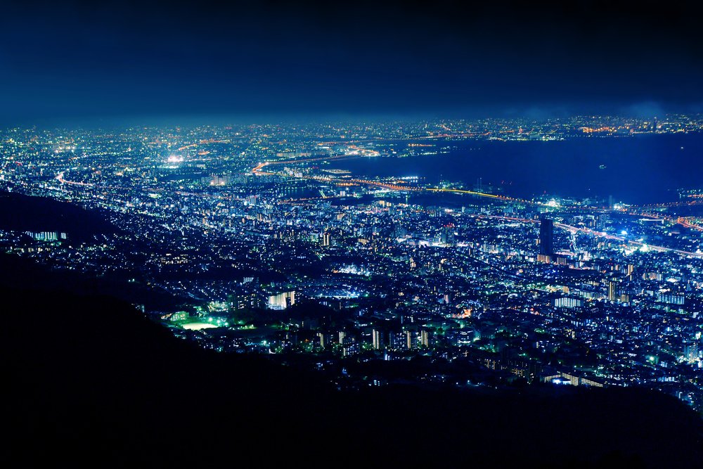  "10 million dollar night view" sett fra Kikuseidai, en utsiktsplattform like ved toppen. Photo by  663highland  used under  cc . 