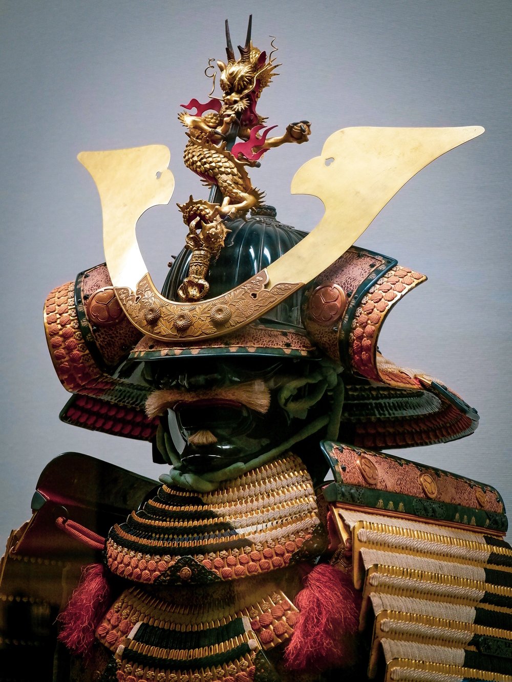 En samurairustning på museumsutstilling. 