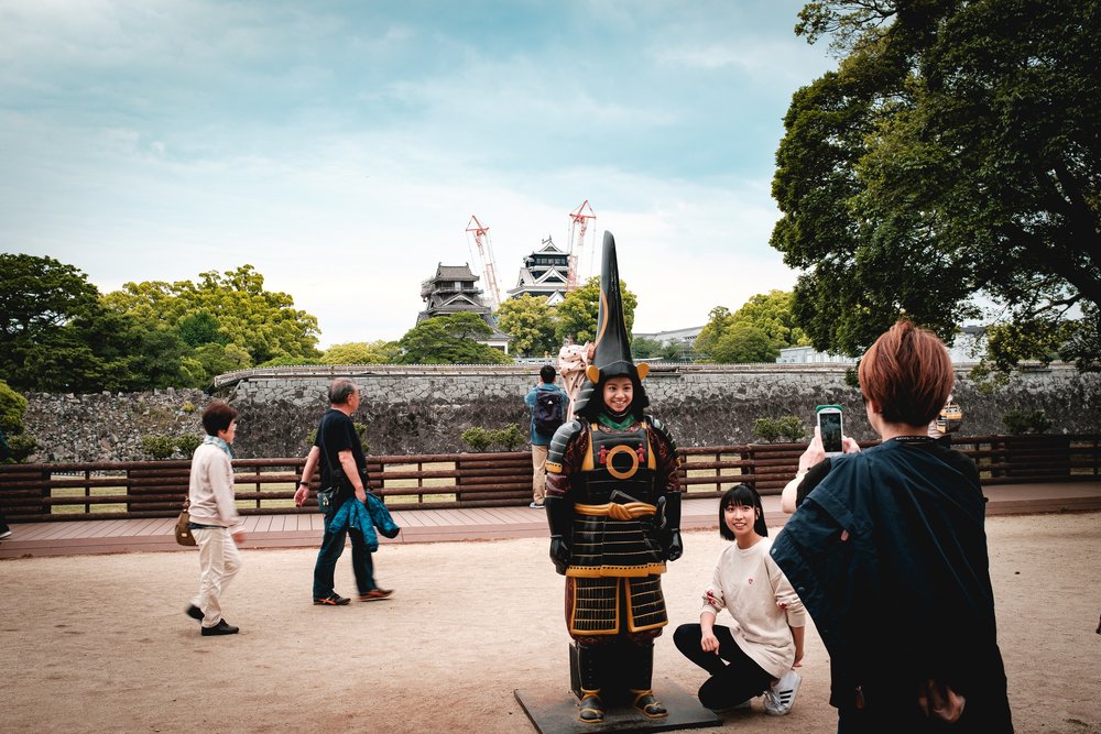 Posering foran Kumamoto Castle.