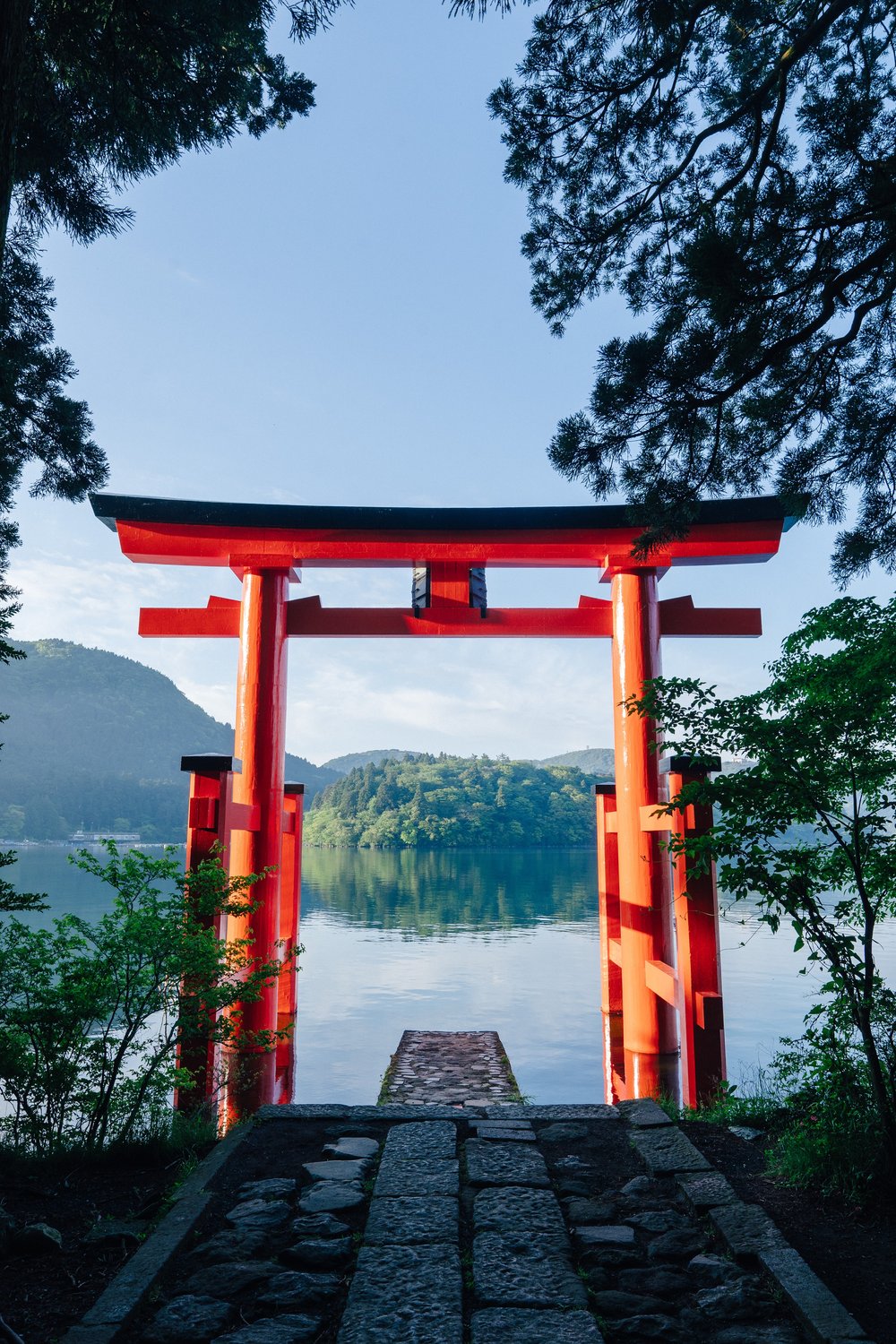 Den kjente toriien i vannkanten ved Ashinoko-innsjøen.
