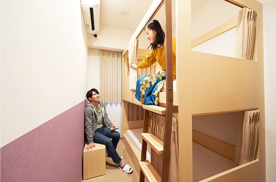  Budsjettvennlig alternativ for venner eller par. Foto: https://sotetsu-hotels.com/en/pocket-hotel/karasuma 