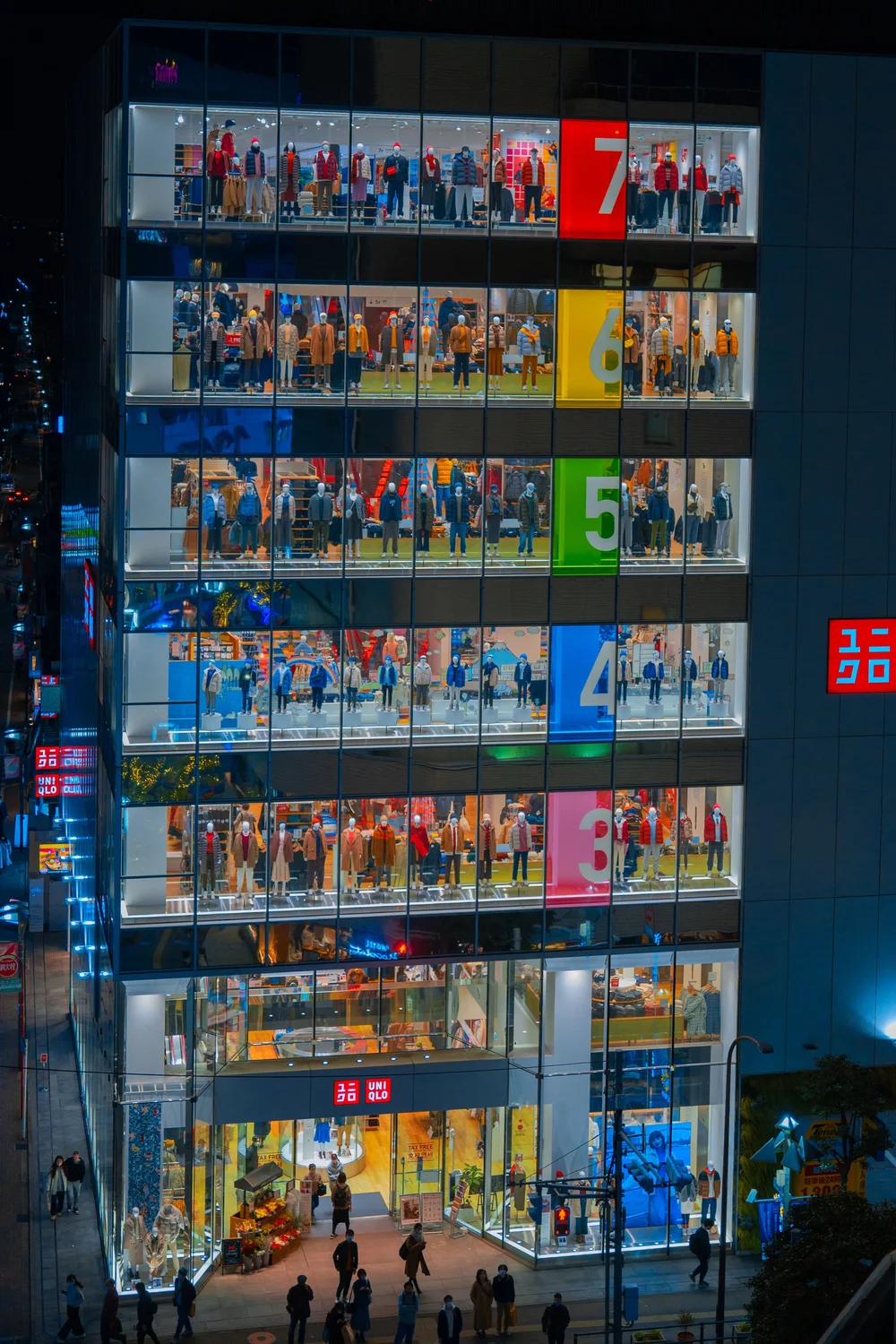 Med så mange etasjer kan også en Uniqlo skjerme deg fra regnet en stund!