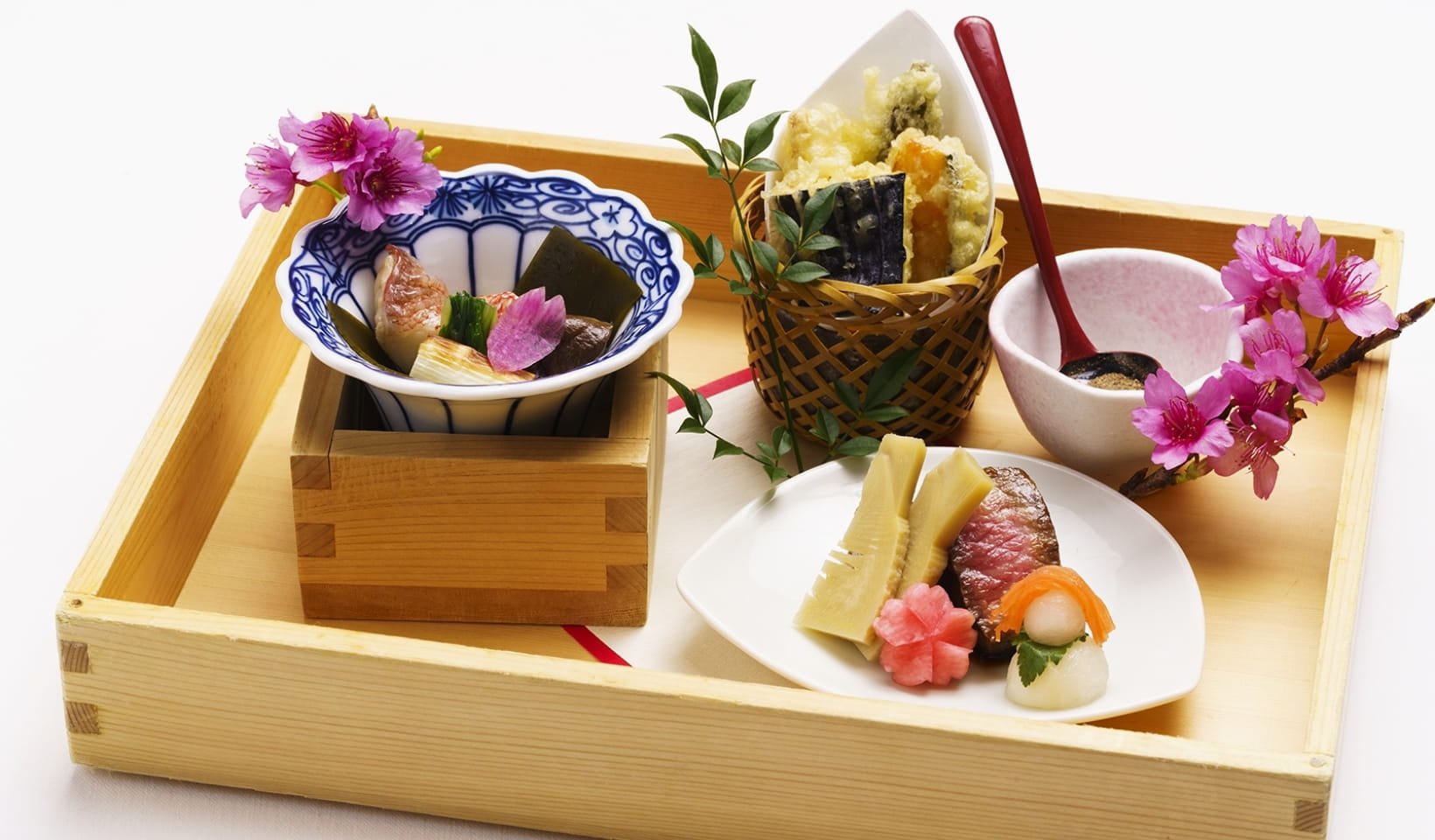 Smak tradisjonell okinawisk mat på Japanese Ryukyu Cuisine SAWA.