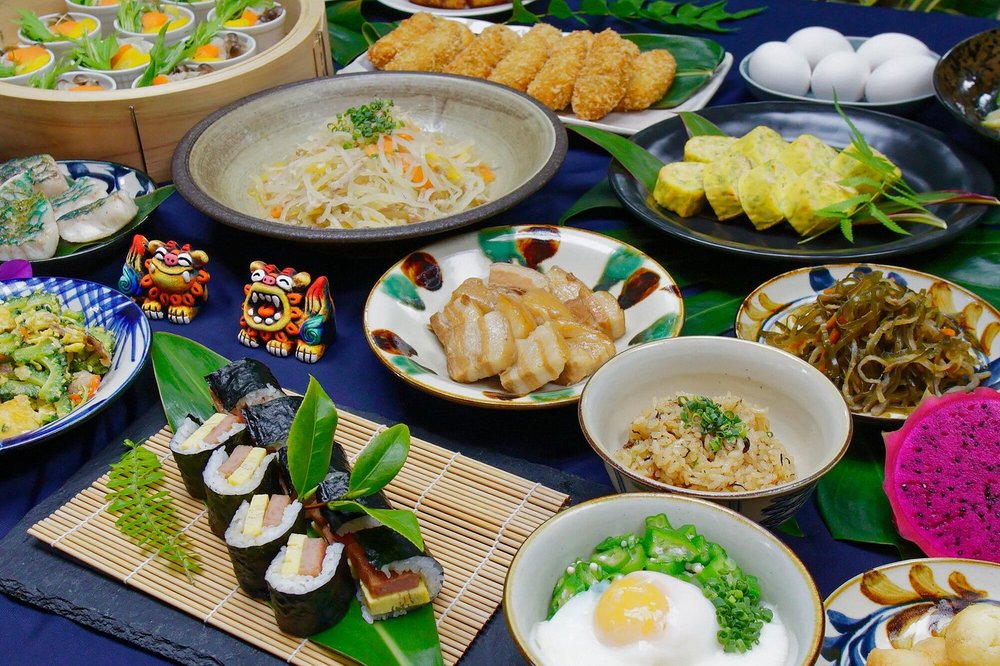 Spis en god frokost med lokale, okinawiske retter.