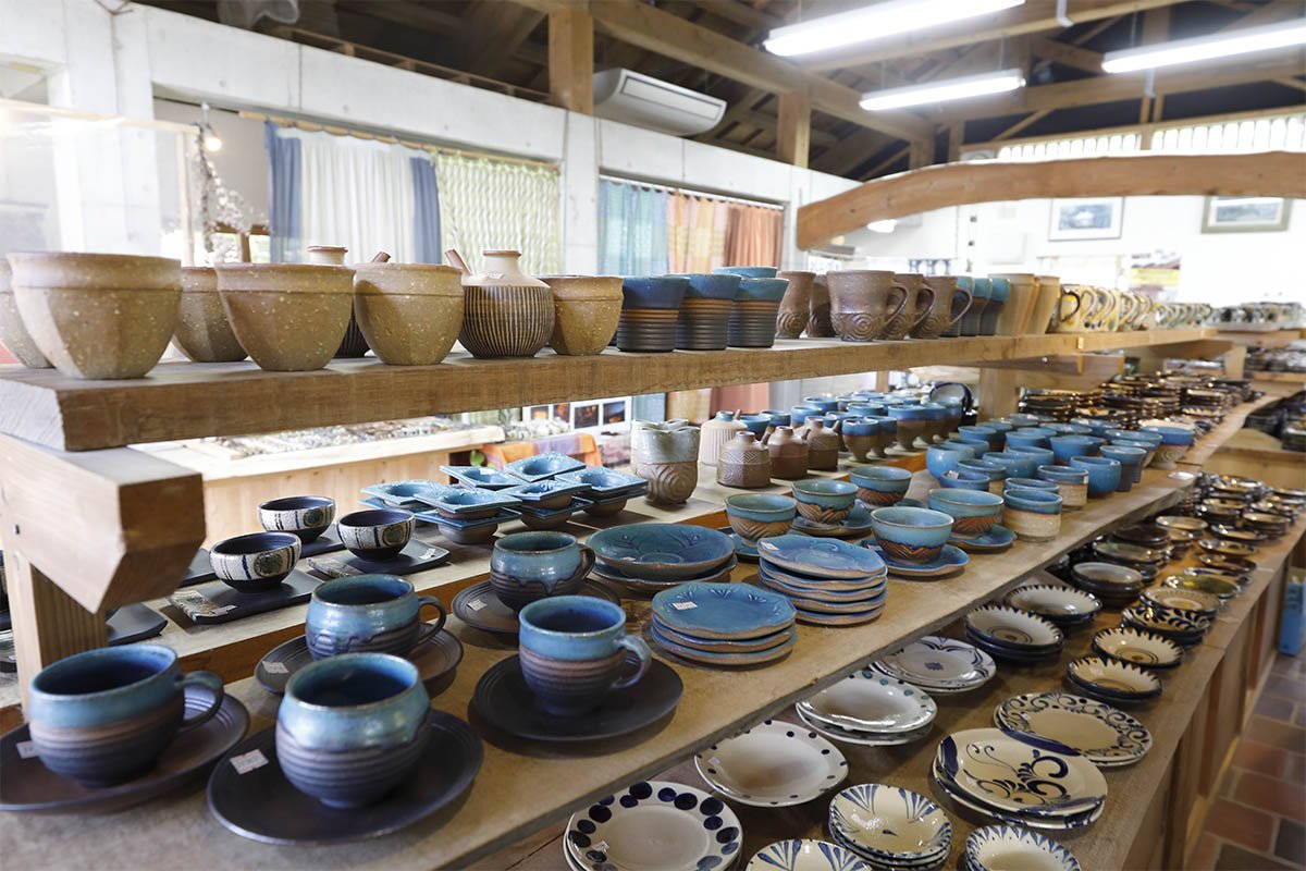  “Yachimun”, det okinawiske ordet for keramikk, har tykke former og sterke dekorasjoner.  Foto:  Visit Okinawa Japan . 