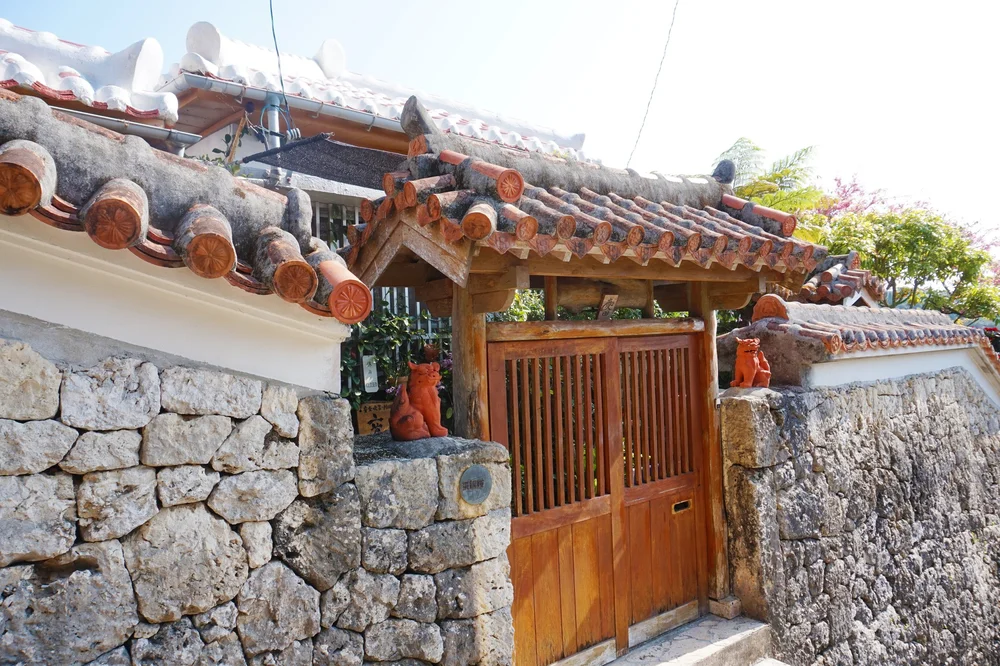  Shisa kommer ofte i par. Her vokter de inngangspartiet til et hus i Naha. 