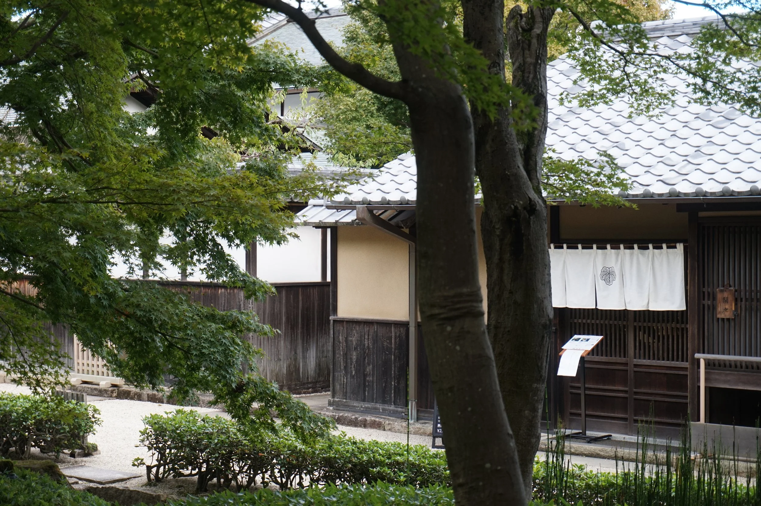 Blir man sulten kan man ta en lunsjpause på en av restaurantene i den tilhørende japanske hagen. 