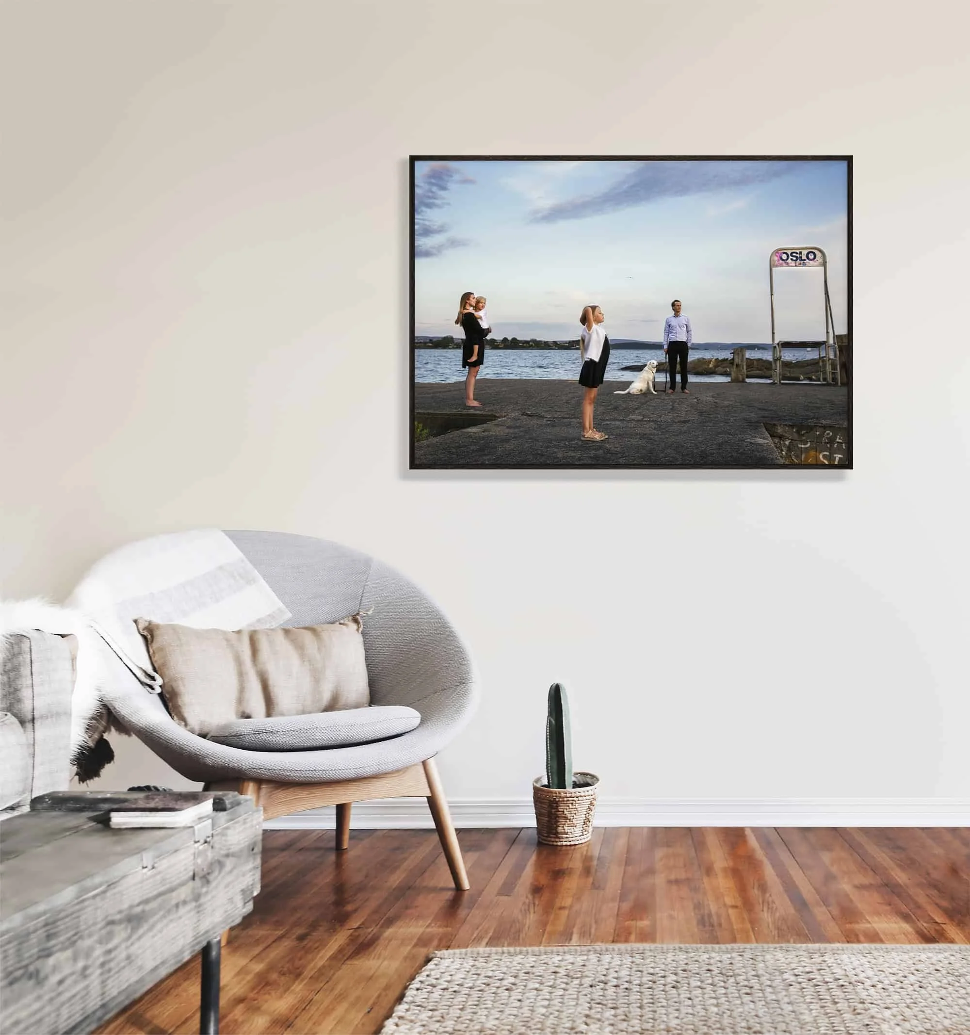 Veggbilde i miljø av en familie på Hukstranda under et Osloskilt