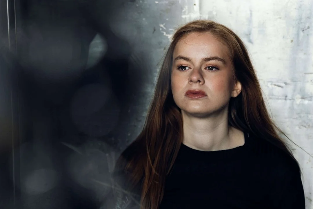 SKUESPILLERFOTOGRAFERING

Jeg vil alltid la meg imponere over skuespillere som har evnen til &aring; stenge absolutt alt ut, v&aelig;re tilstede her og n&aring;, og leve seg inn i ord skrevet p&aring; et stykke papir. Det var mennesker som gikk forbi