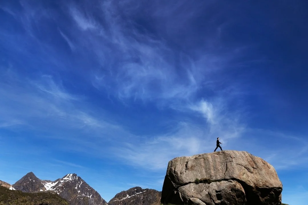 KONFIRMANTFOTOGRAFERING

Jeg elsker dette bildet! 
Fjell, himmel, overjordiske skyer, og konfirmanten som en &oslash;rliten del av den store overveldende naturen. 

#konfirmantfotografering #konfirmantfoto #konfirmant #konfirmant2024 #lofoten #visitl