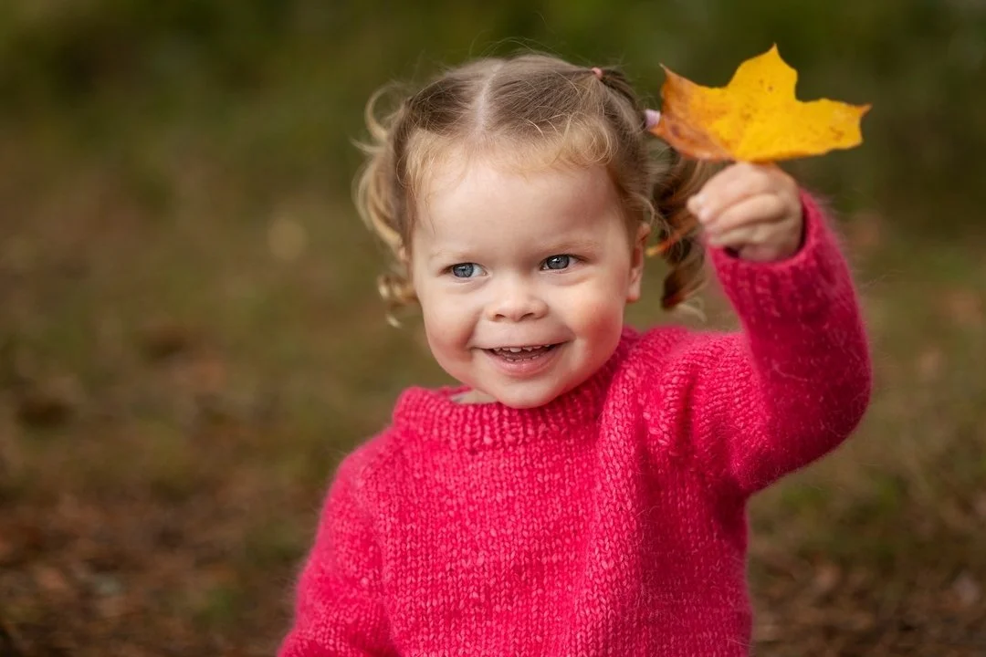 &Aring;, du herlige h&oslash;st.

Skogen er full av knallfarger i disse dager og denne vesle fr&oslash;kna omfavnet h&oslash;sten med hele seg under familiefotografering p&aring; Oppsal.

#familiefotografering #familiefotograferingoslo #familie #mamm