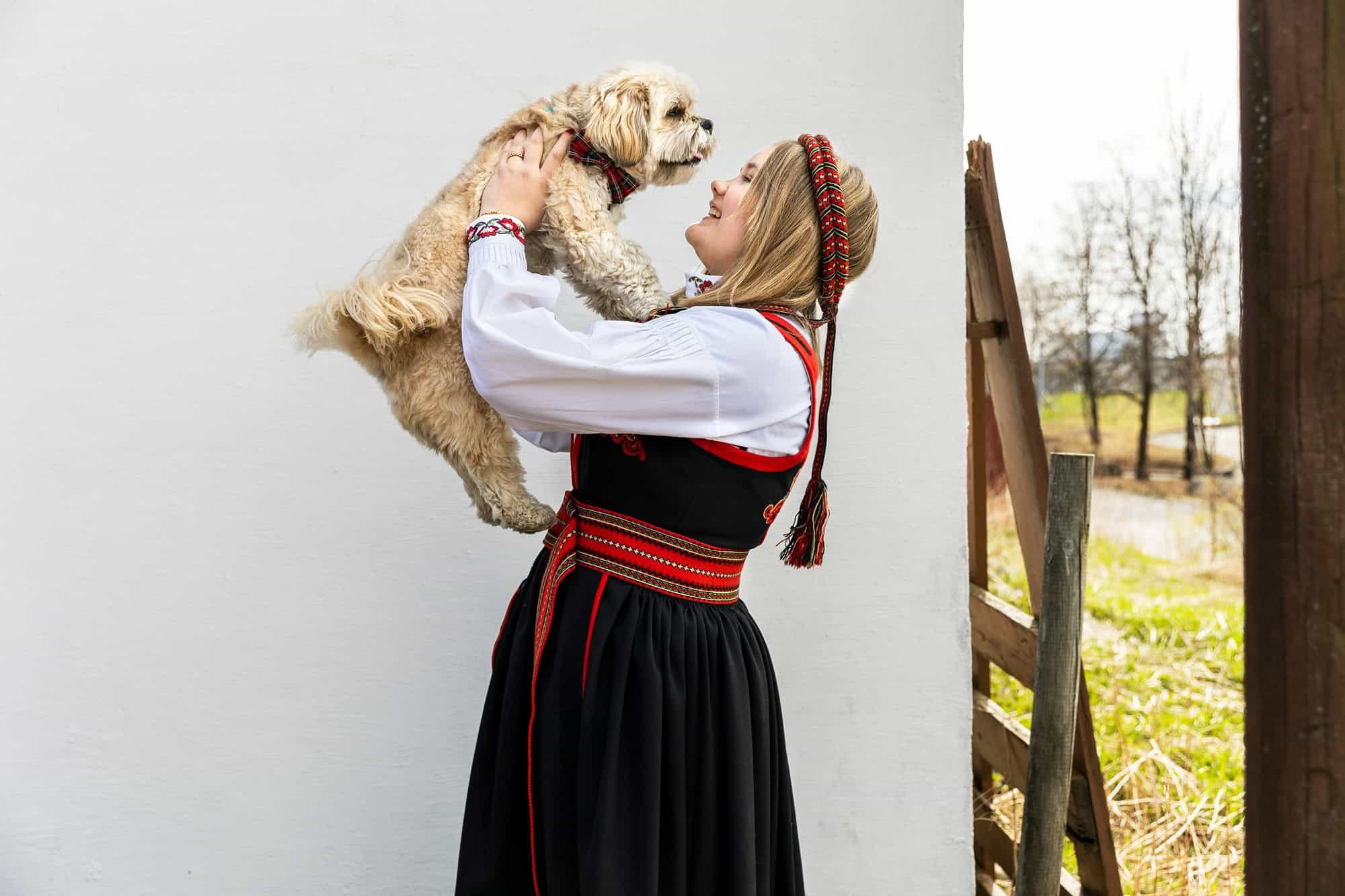 konfirmantfotografering-oslo-konfirmant-hund-bunad.jpg