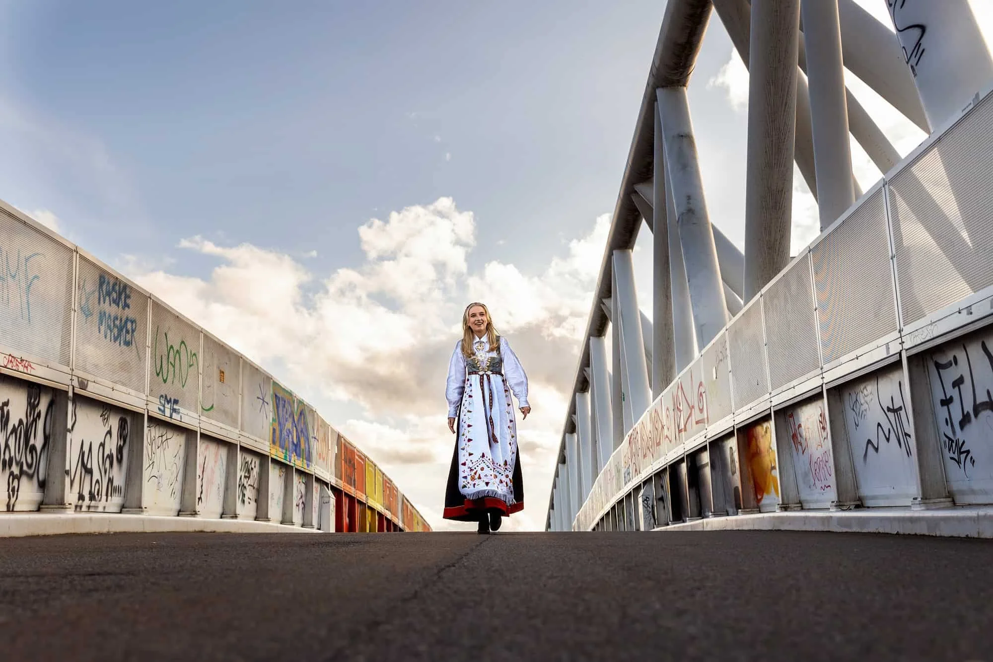 konfirmantfotografering-bunad-bru-grafitti-Oslo.jpg