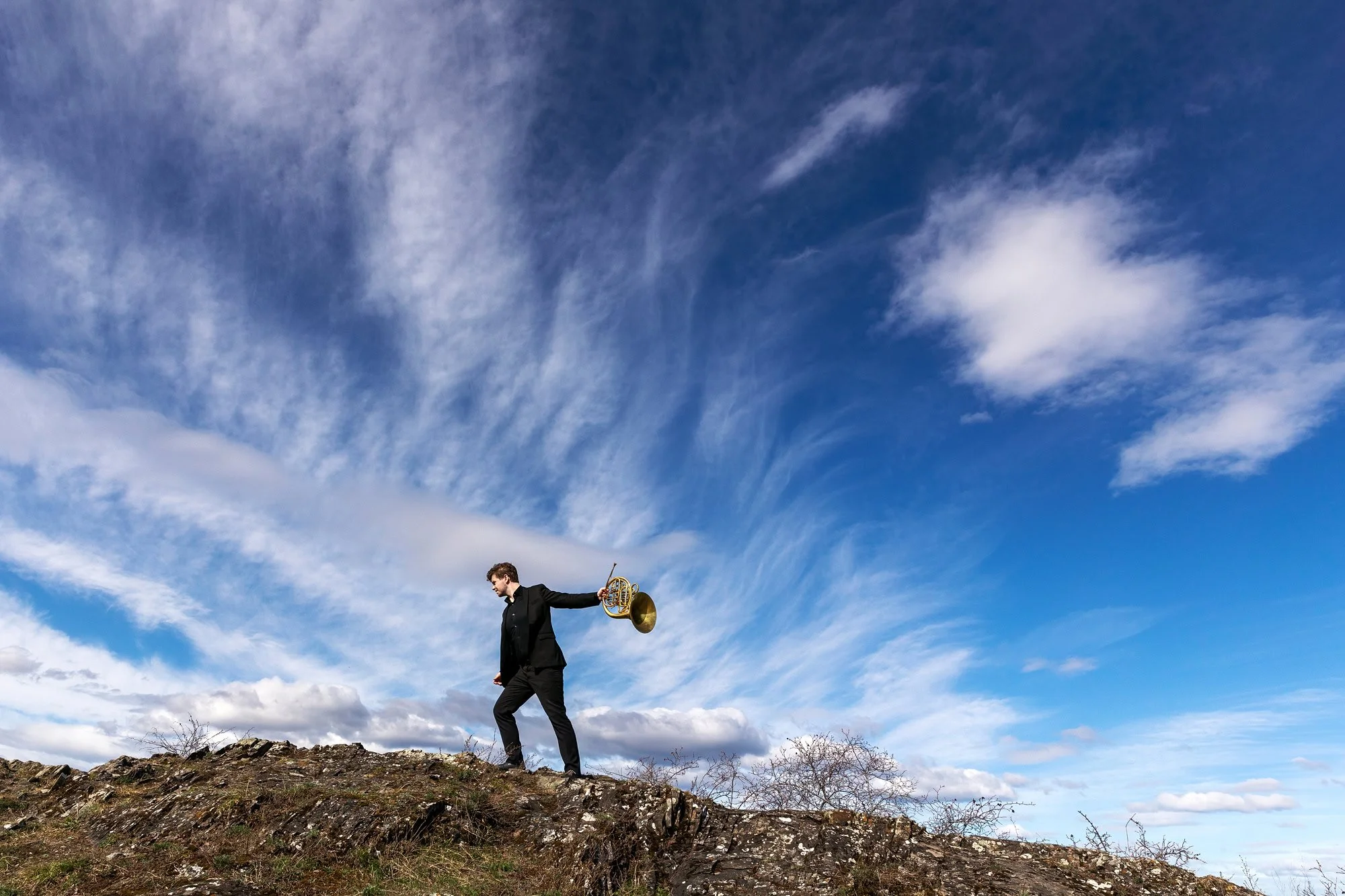 Slik skaper fotografen variasjon i musikerportretter. Møte med en hornist