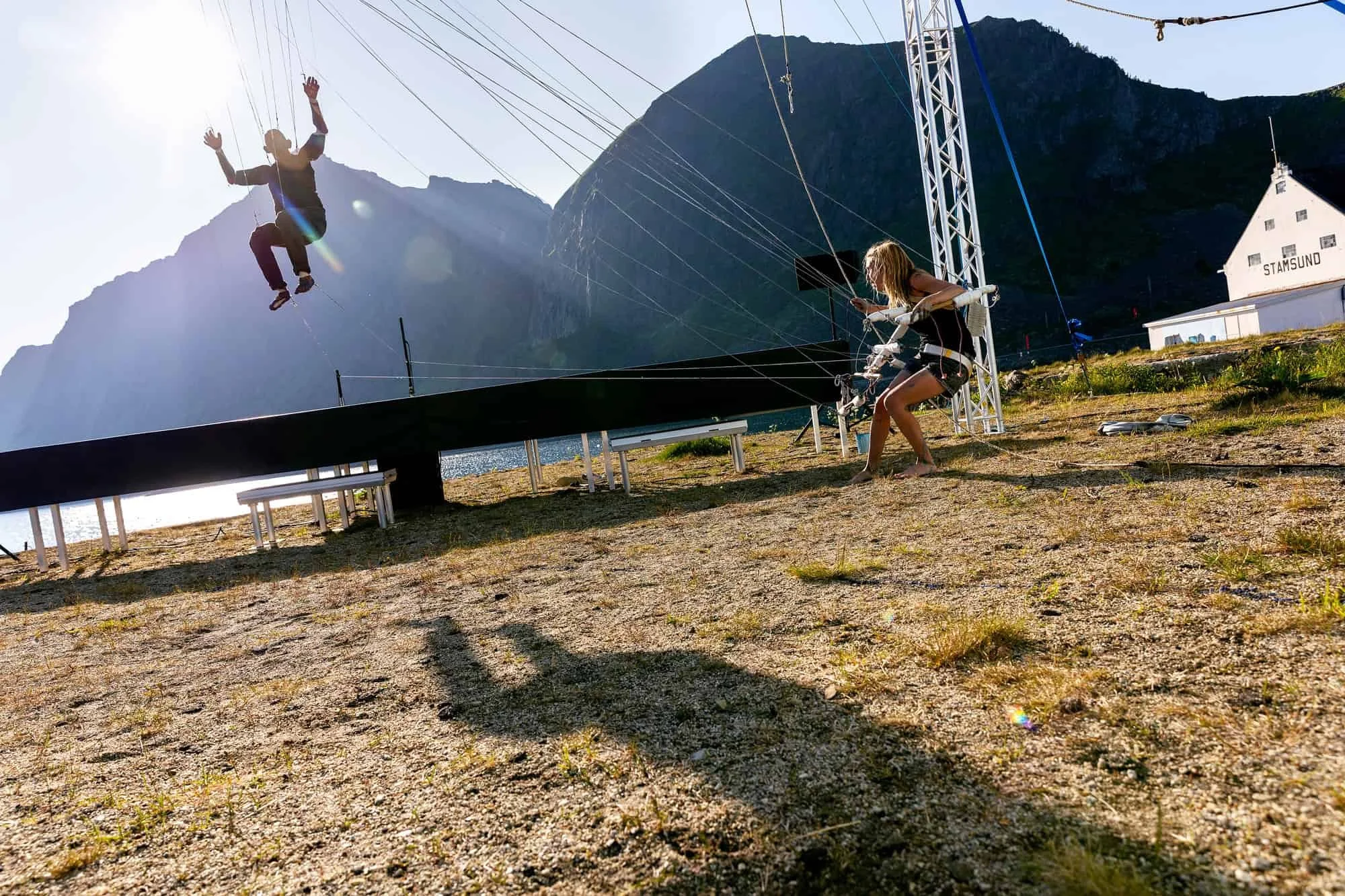 Artist i lufta under forestillingen Deep Breath - Figurteatret i Nordland - med fjellandskap i bakgrunnen.