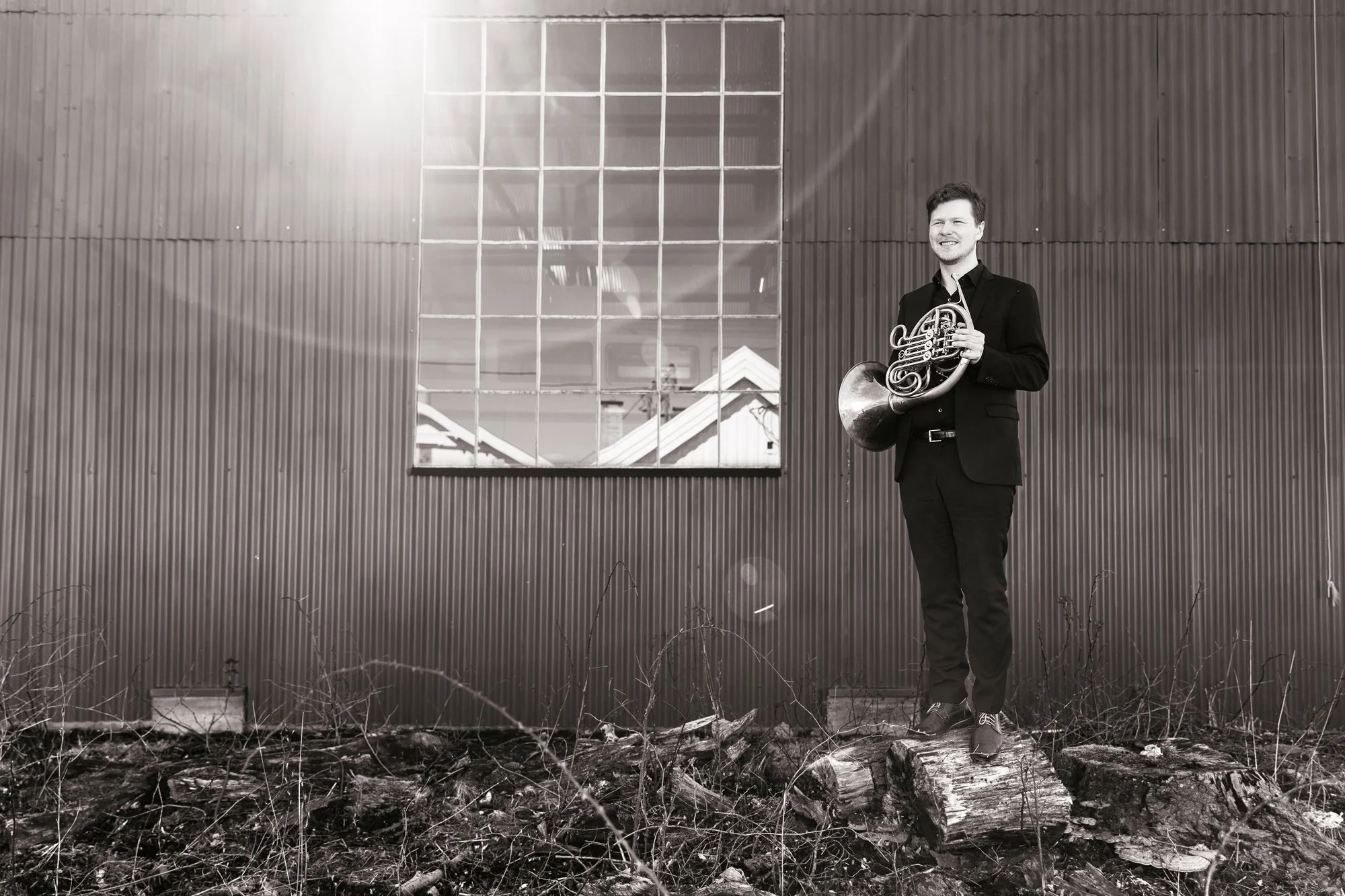 Sorthvitt portrett av musiker i industriområde