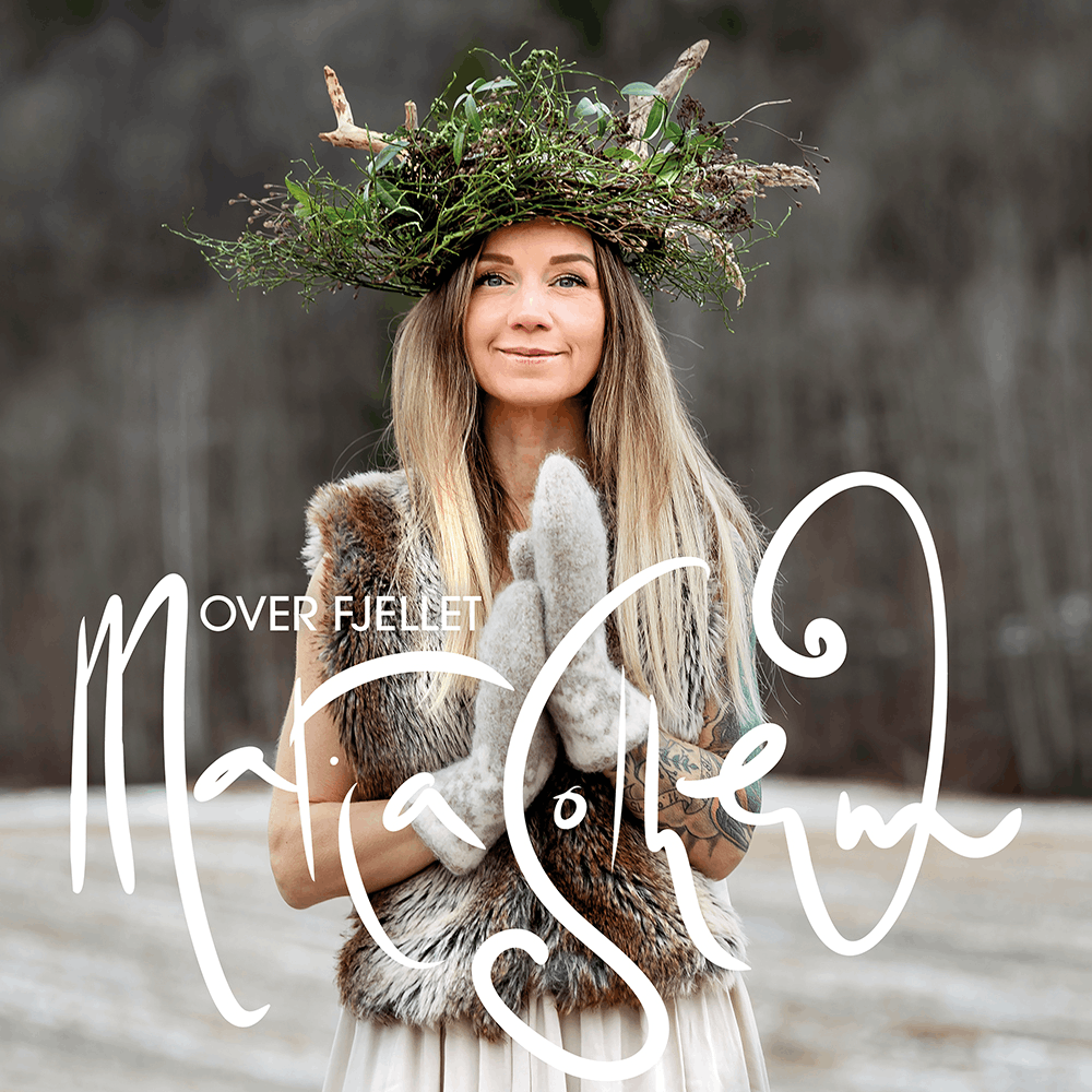 Platecover med maria Solheim ikledd en blomsterkrans og votter fotografert av Kristin Opdan