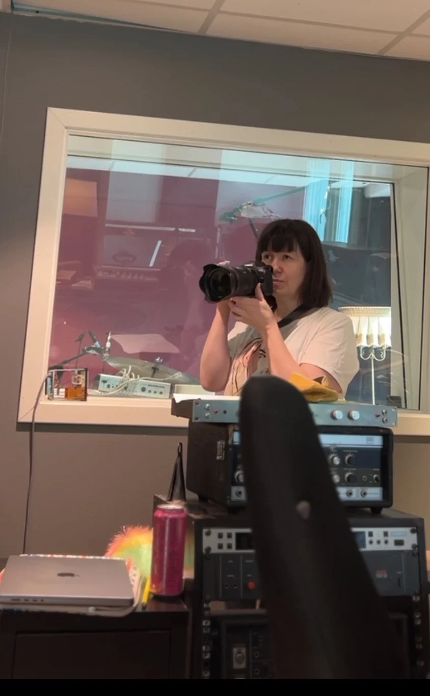 Fotograf i arbeid med å dokumentere innspilling i musikkstudio