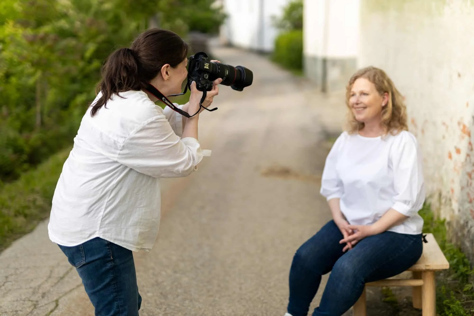 Portrettfotograf Kristin Aafløy Opdan i arbeid, fotograferer kunde utendørs på location i Oslo.