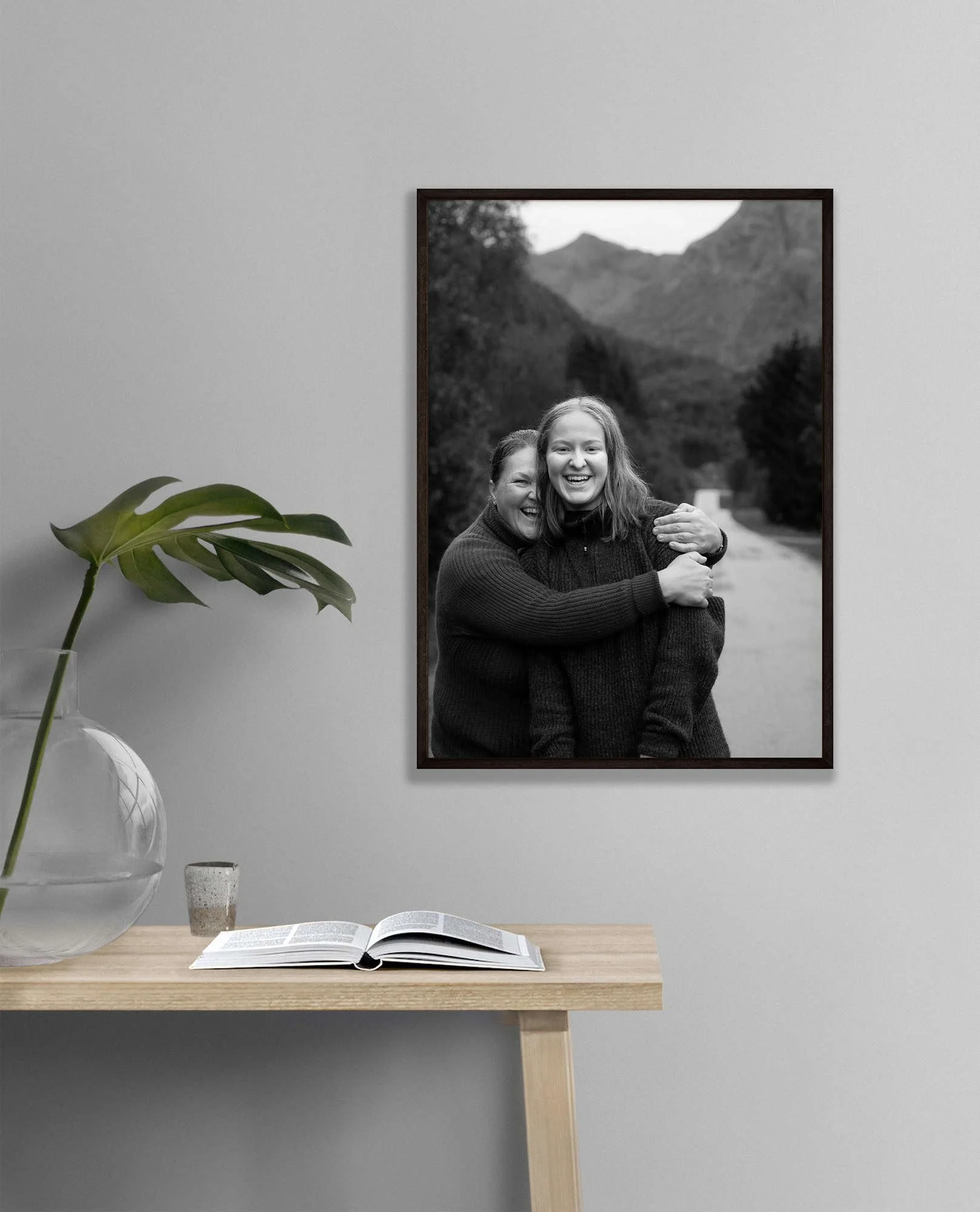 Mor og datter holder rundt hverandre og ler mot kamera