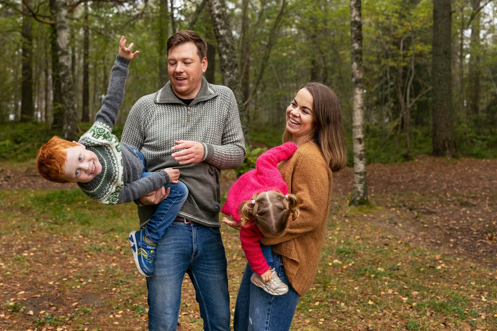 Livlig familiebilde tatt under familiefotografering i skogen på Oppsal i Oslo – fotograf Kristin Opdan