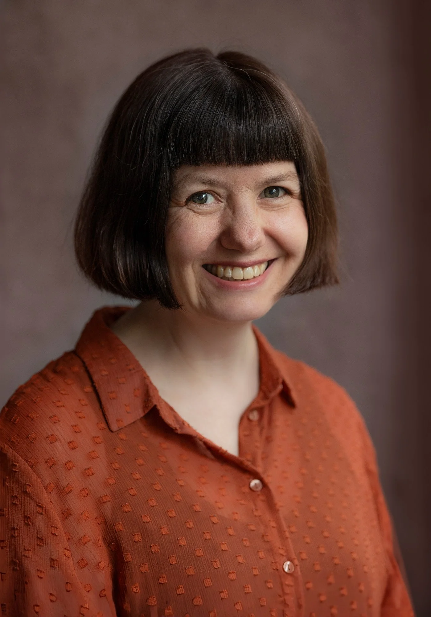 Smilende portrett av fotograf Kristin Opdan, spesialist på konfirmantfotografering i Oslo