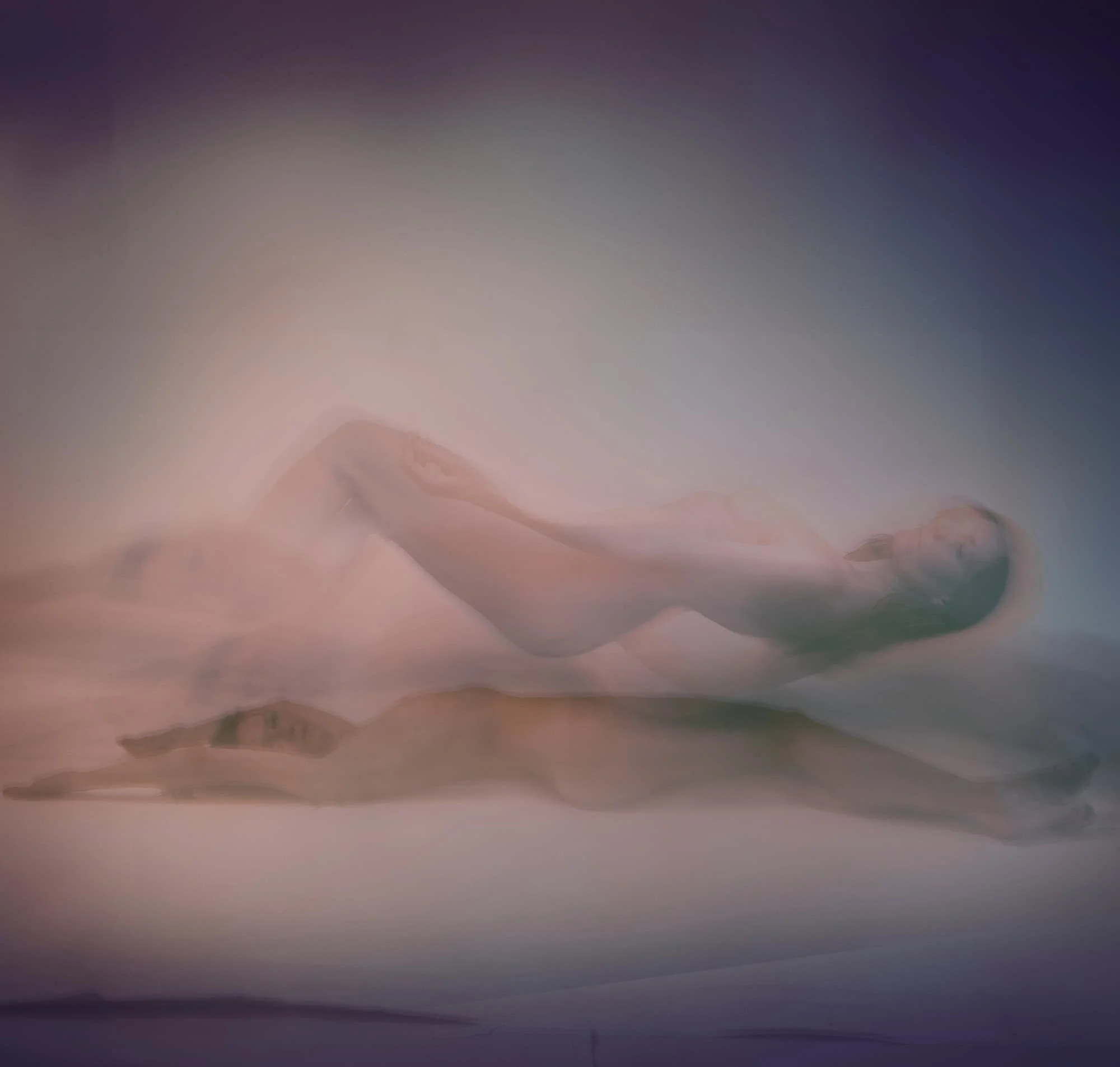 Kristin Bolstad liggende i bevegelse med lag av farger og mykt, abstrakt uttrykk