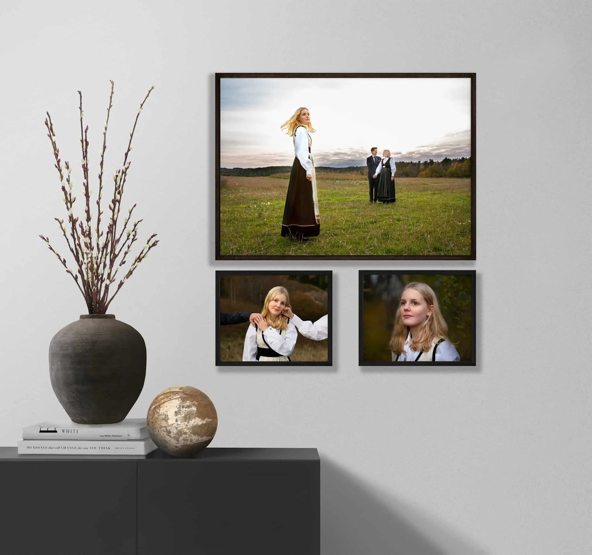 Vegg med tre innrammede konfirmantbilder i bunad, vist som ferdig bildeprodukt