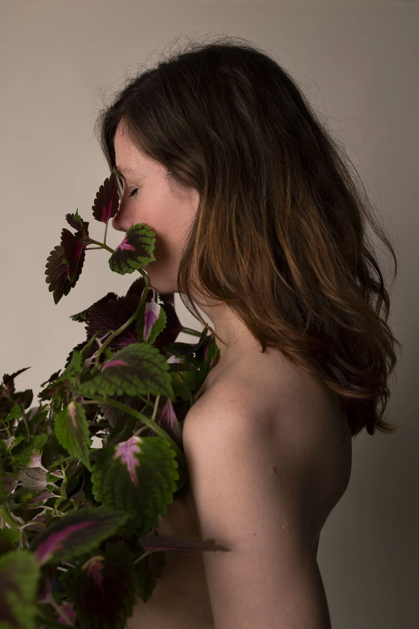 Portrett av Kristin Bolstad i profil med planter som del av cover-serien til albumet