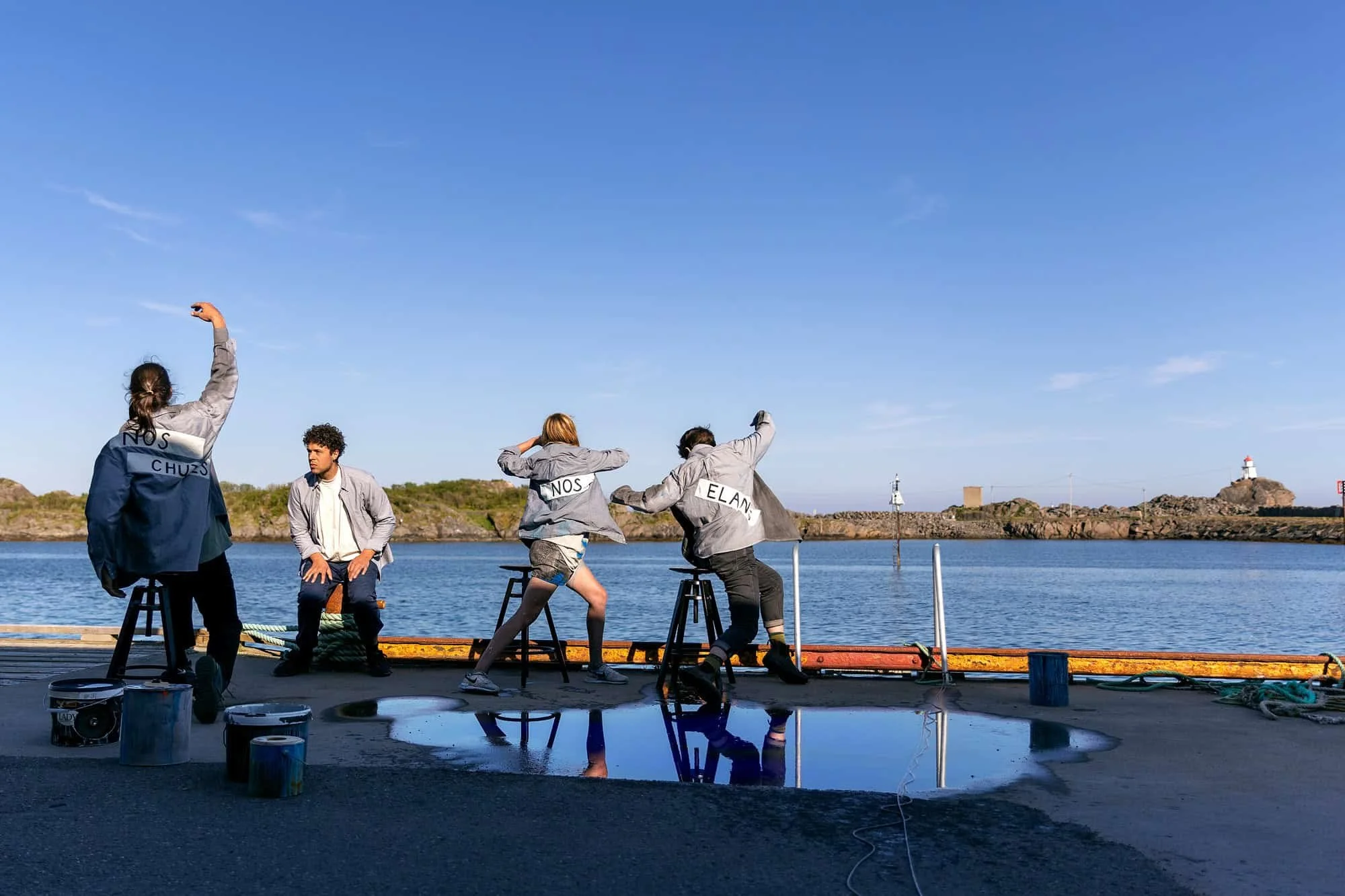 Utøvere fra forestillingen Deep Breath produsert av Figurteatret i Nordland ved havet under åpen himmel.
