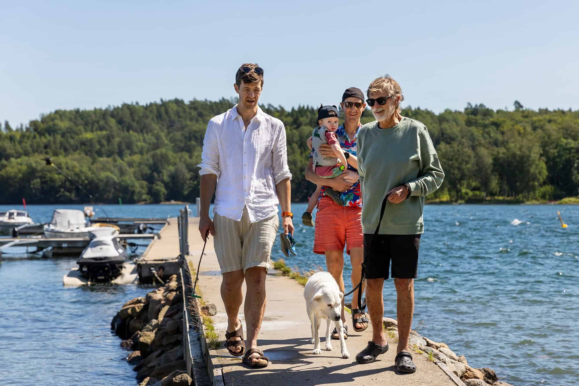 Familien går sammen på brygga mens Luna følger med