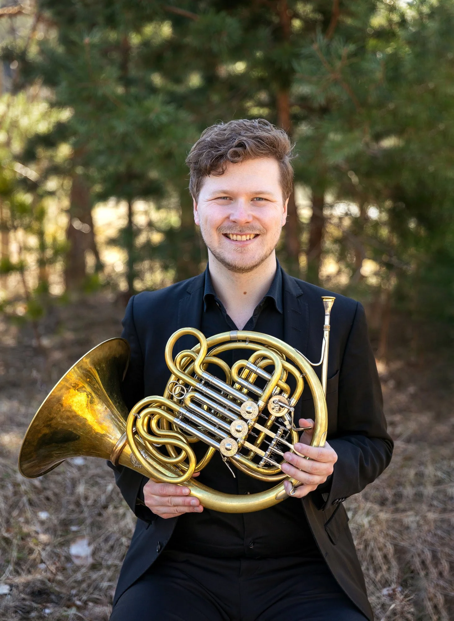 Smilende hornist i skogen på Gressholmen utenfor Oslo