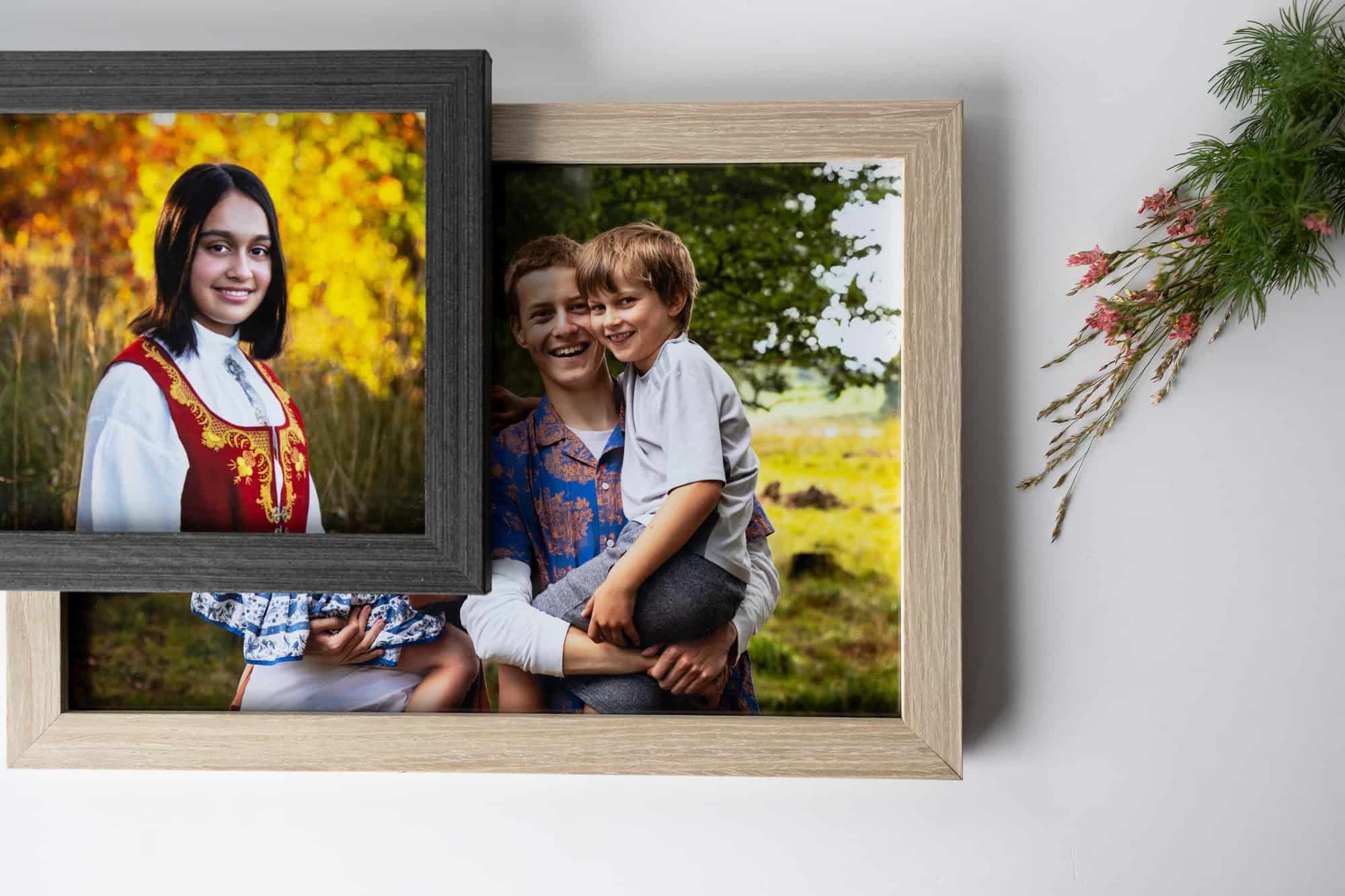Produktbilde av to innrammede bilder sammen med en blomsterkvast