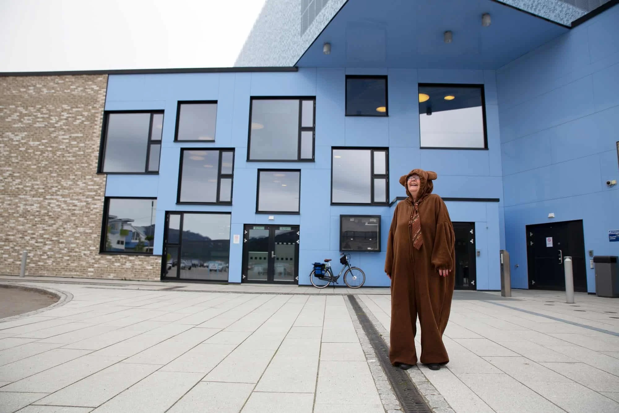 Lattermild barnebibliotekar kledd i en bamsedrakt utenfor Kulturfabrikken på Sortland