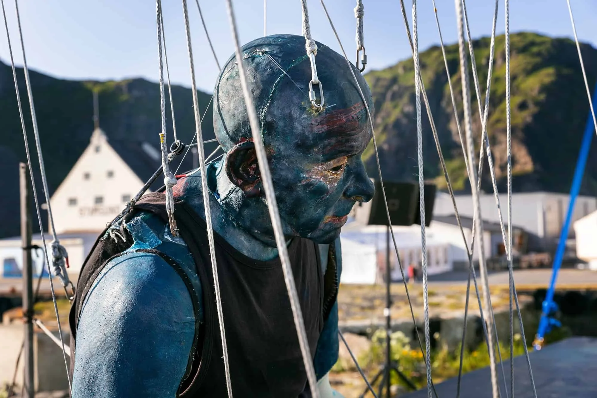 Scenebilde fra forestillingen Deep Breath produsert av Figurteatret i Nordland med figurkarakter i utendørs installasjon.